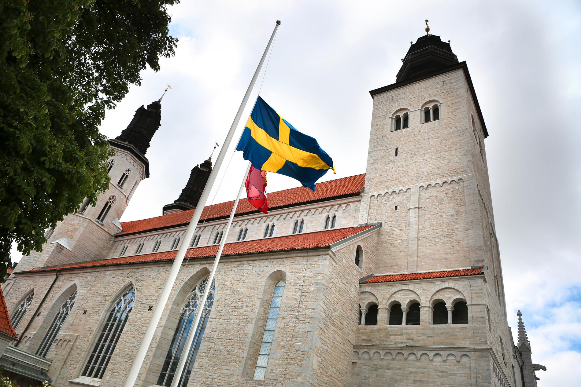 Flaggan på halv stång. Det tragiska dödsfallet i Visby 2016 har lett till hårdare regler för studentflaken.