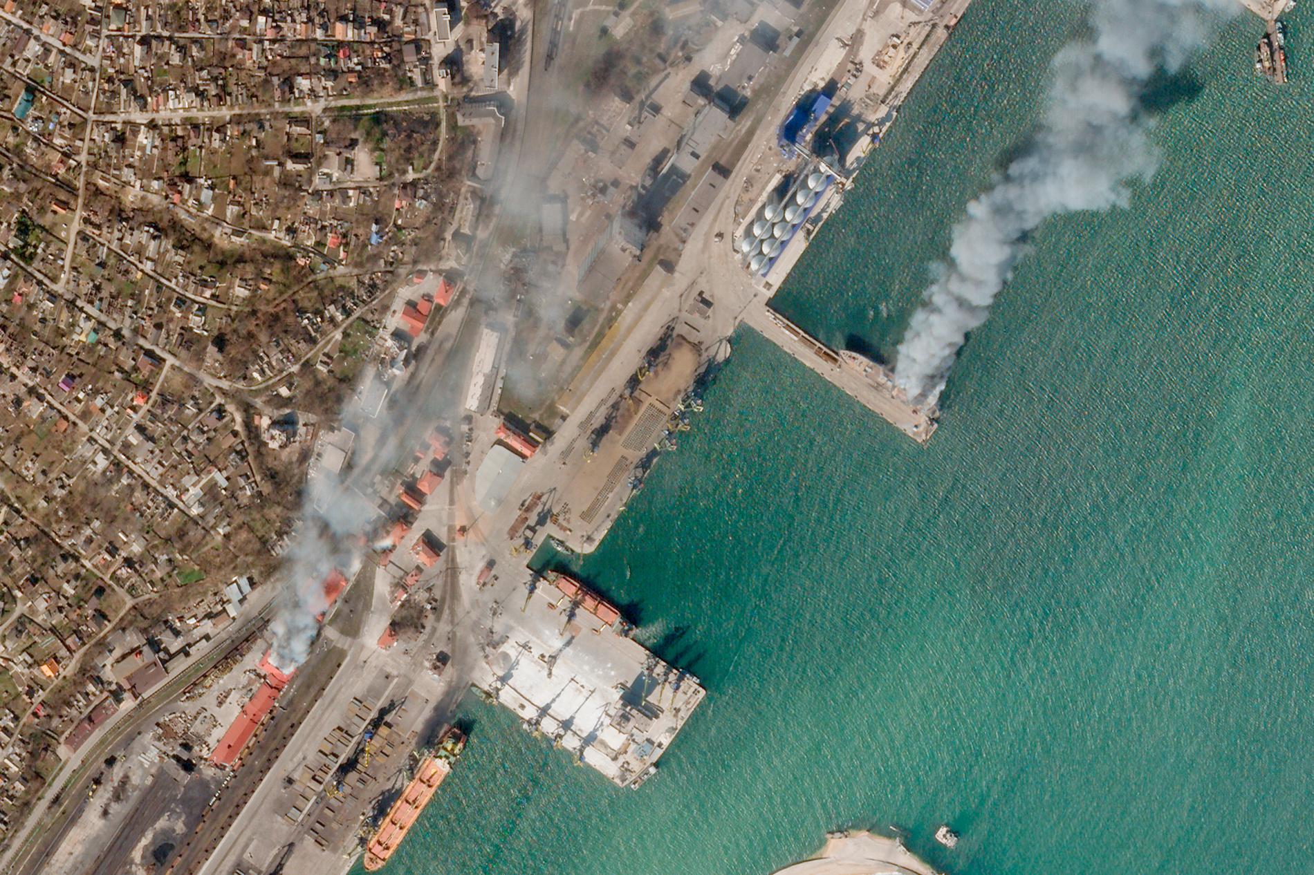 Satelitbild över Mariupols hamn som det såg ut på onsdagen.