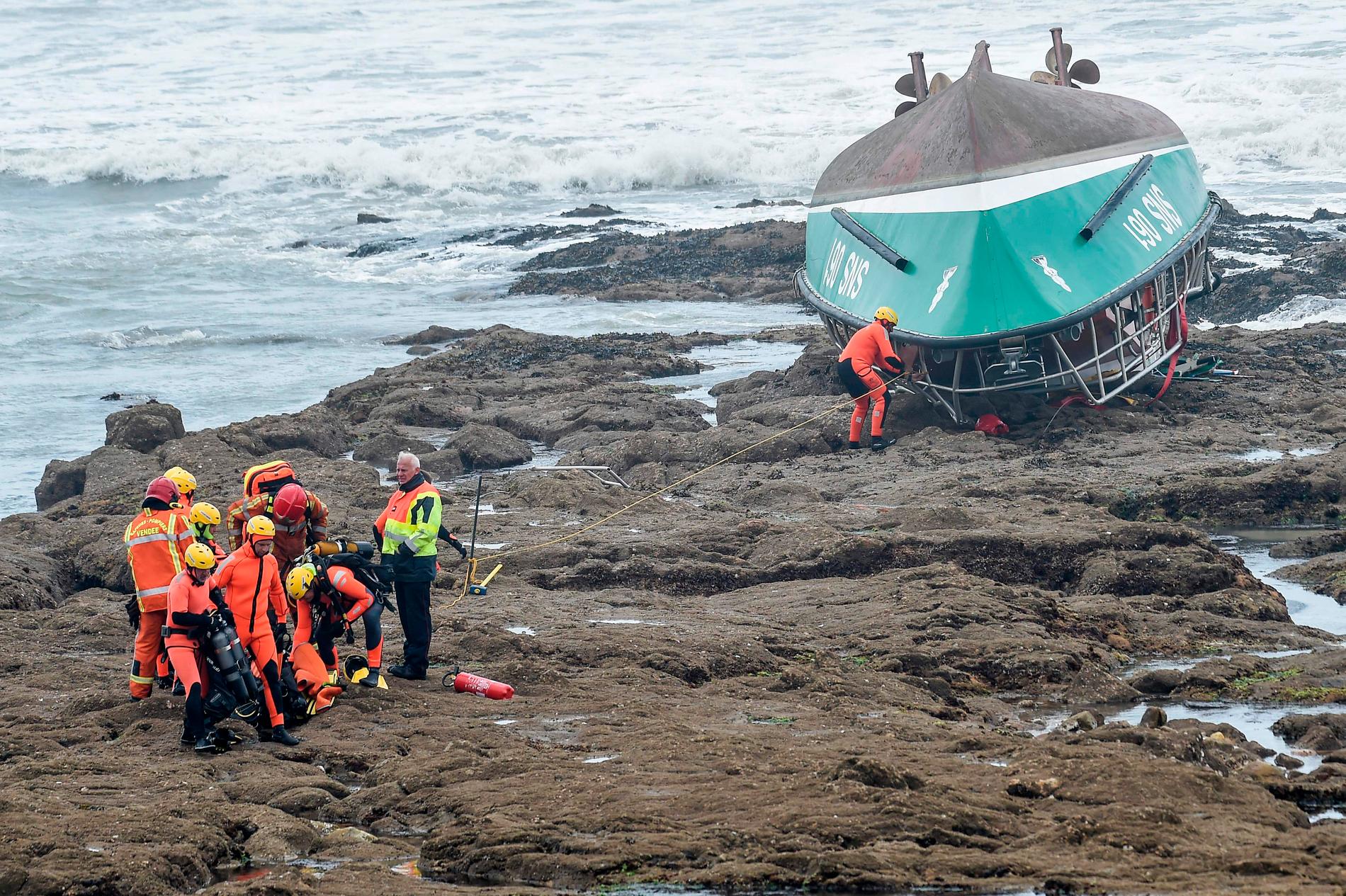Tre personer omkom när en räddningsbåt kapsejsade i hårda vindar under stormen Miguel utanför den franska västkusten.