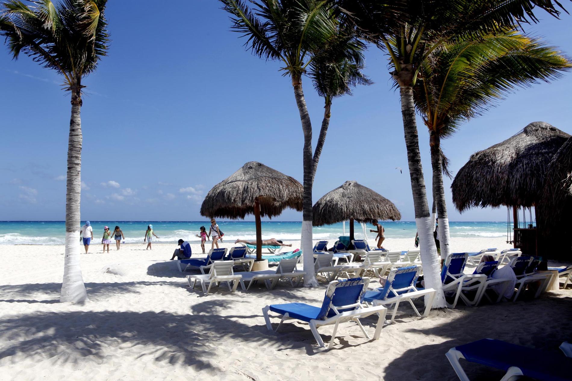 17. Playa del Carmen, Mexiko Playa del Carmen är för svenskar den mest kända av de många stränderna längs Riviera Maya på Yucatán-halvön i Mexiko. Från början en liten fiskeby som förvandlats till ett populärt och charmigt chartermål. Sök charter till Mexiko