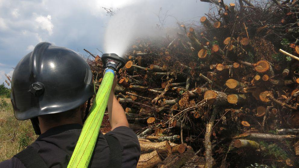 Brandman som jobbar med att släcka en av bränderna i Arboga.
