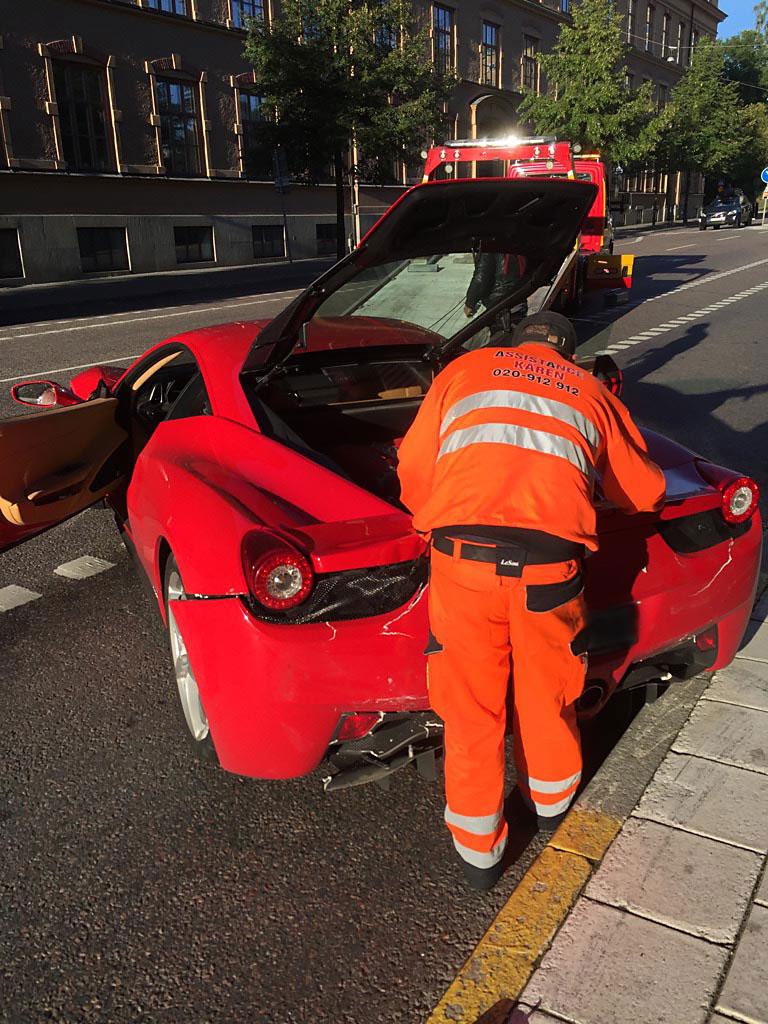 Starka motorer och raka gator kan vara en farlig kombination. Det fick en Ferrari-förare erfara i centrala Stockholm.