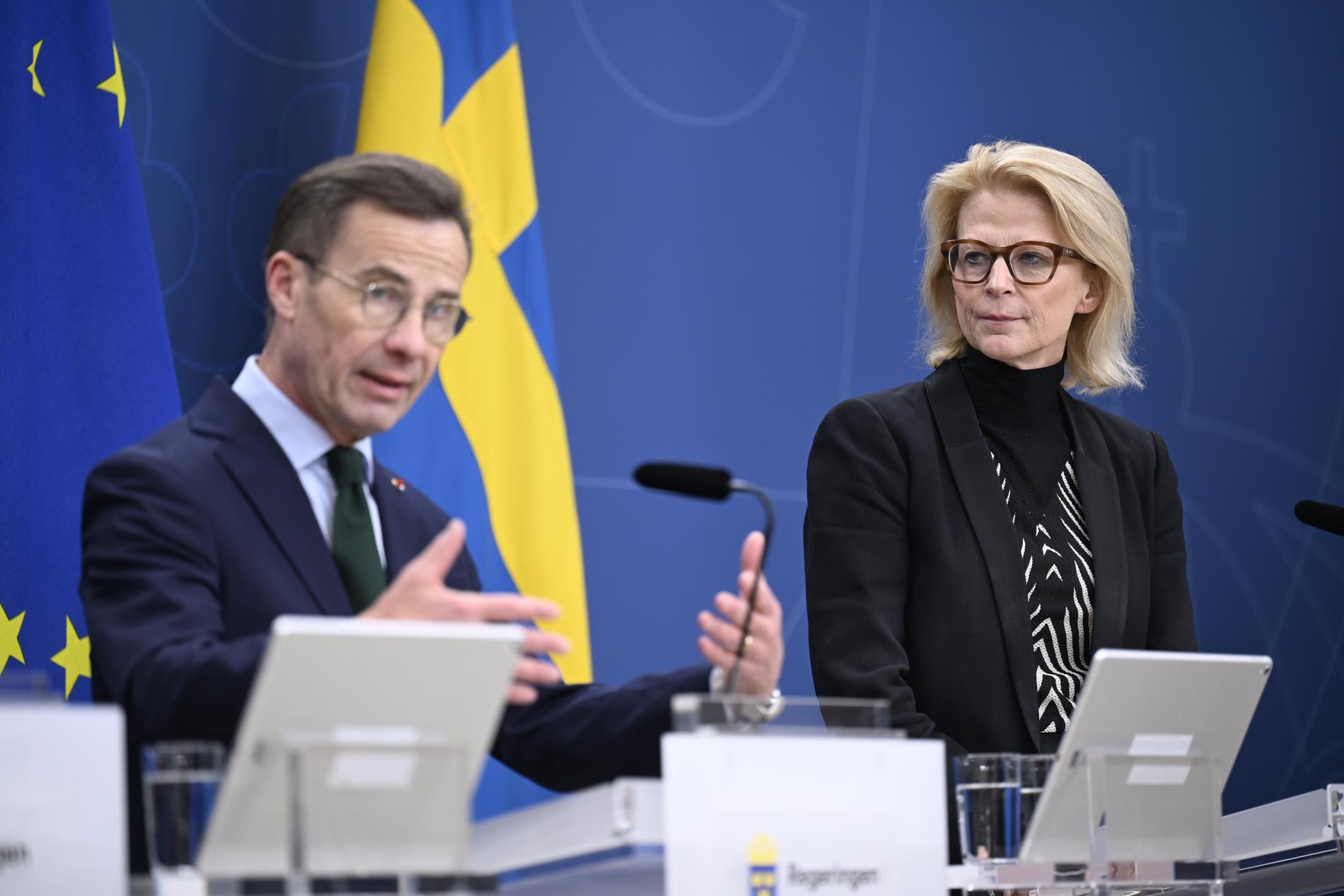 Statsminister Ulf Kristersson (M) och finansminister Elisabeth Svantesson (M) under pressträff om regeringens åtgärder mot den kriminella ekonomin.