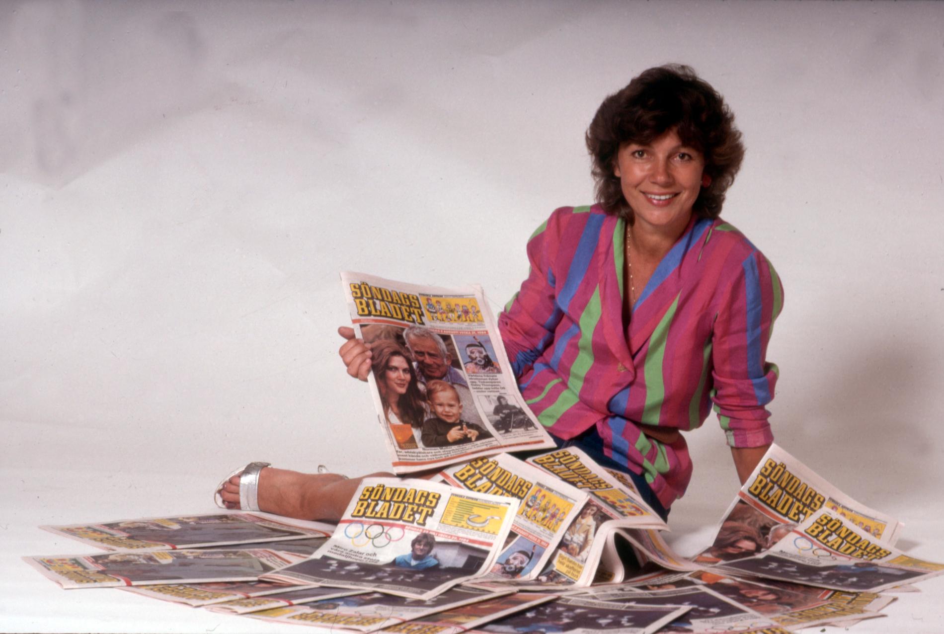 Amelia Adamo med bilagan ”Söndagsbladet” som lanserades i september 1984.