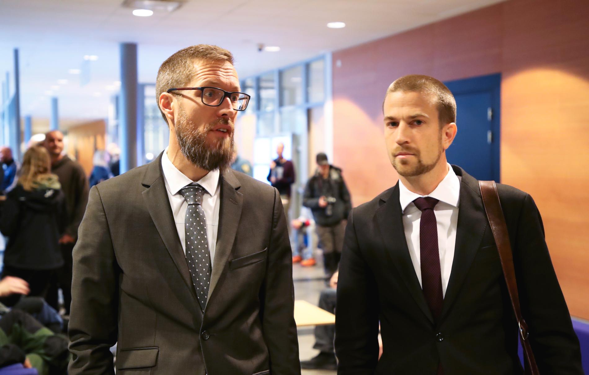 Åklagarna Jonas Martinsson (tv) och Viktor Törneke (th) inför starten av rättegången mot 15 män med kopplingar till Nordiska motståndsrörelsen (NMR) som deltog i en nazistdemonstration i Göteborg 2017.