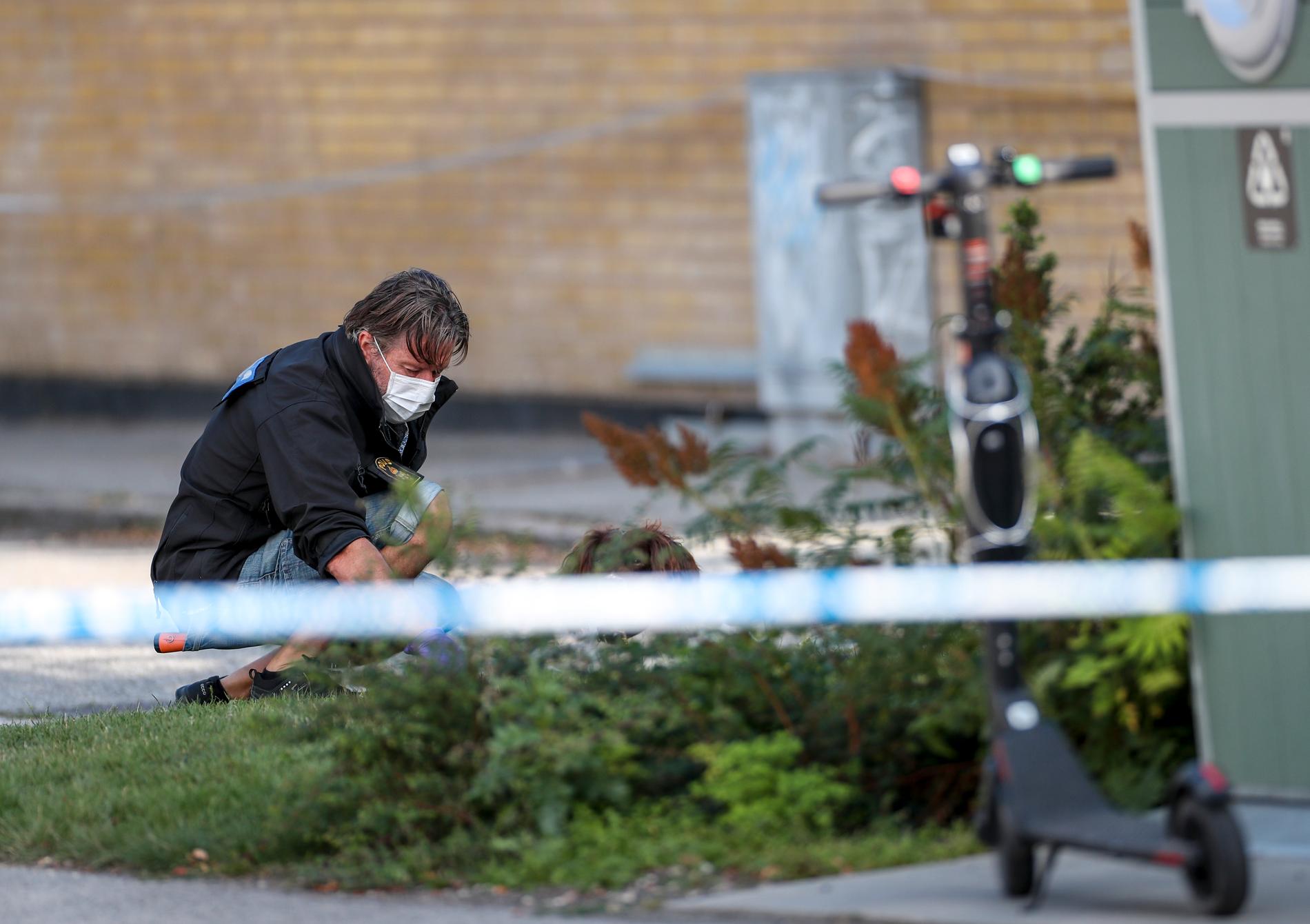 Polisen på plats efter att en man har hittats skottskadad i Malmö under torsdagen.