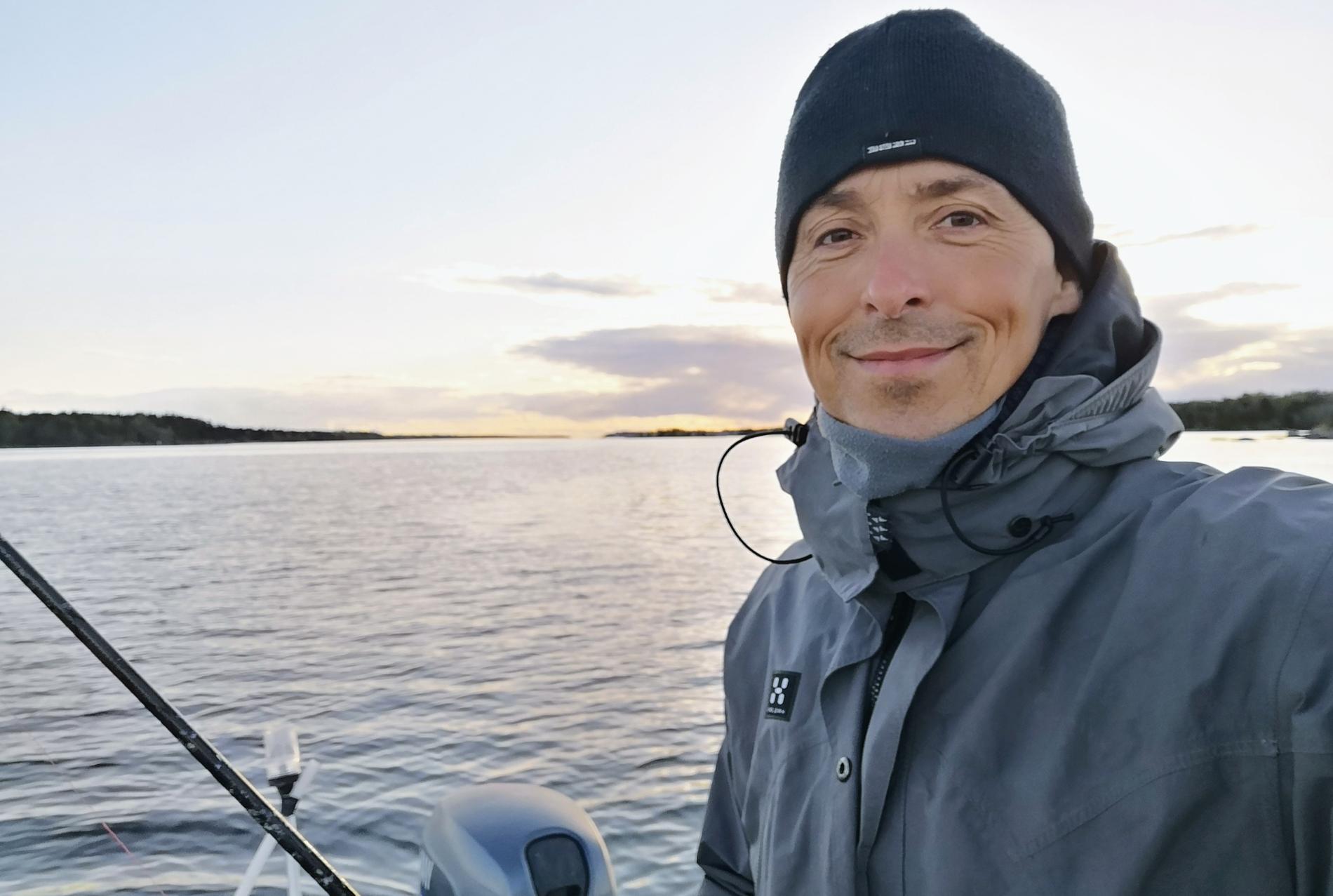 För Ulf Berström räcker det inte med att han lägger mycket av sin arbetstid på Östersjön, han brukar också segla ut när han är ledig. 