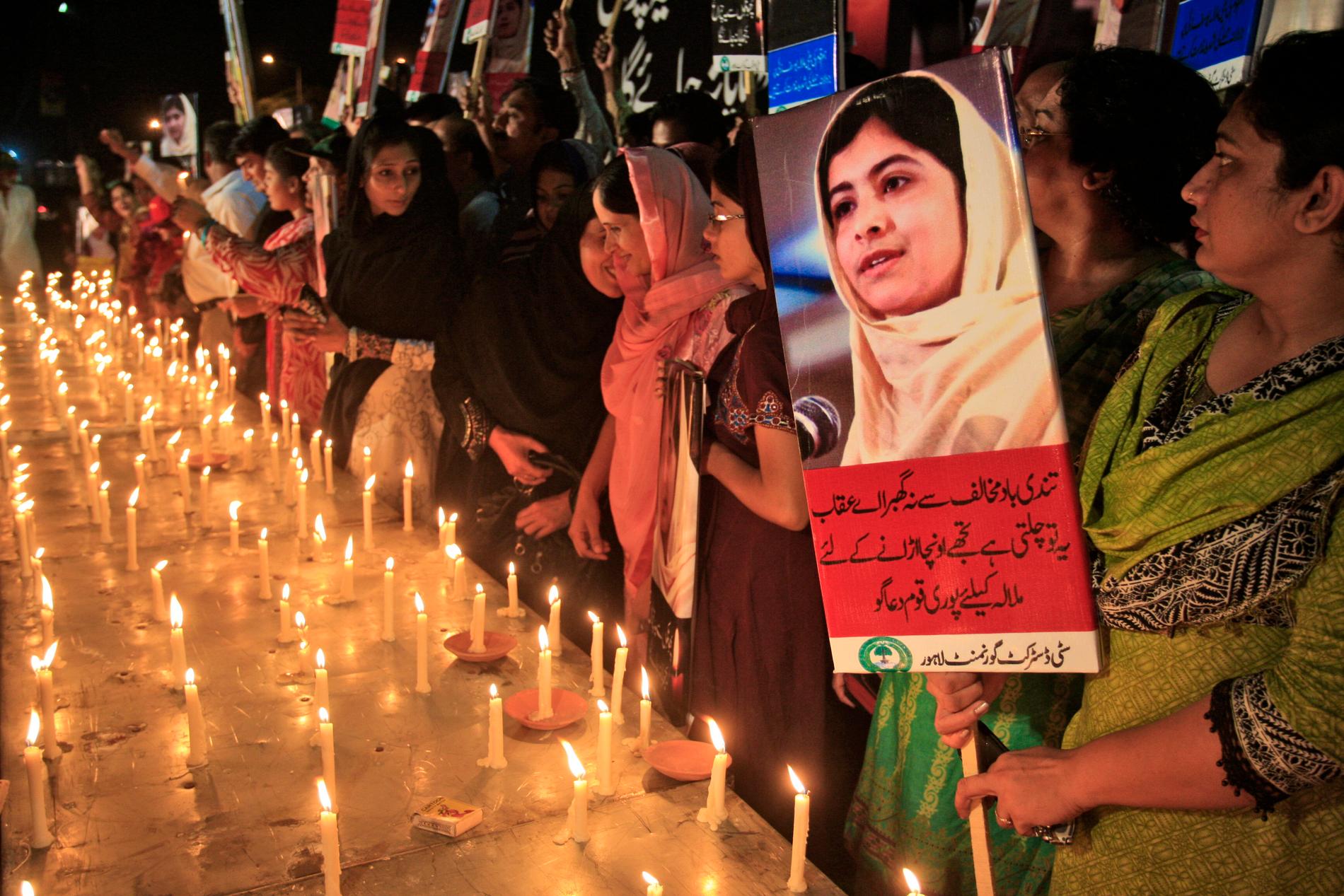 En protest mot mordförsöket på Malala Yousafzai i pakistanska Lahore 2012. Nu har Ehsanullah Ehsan, som tillkännagav dådet, rymt från fängelse.