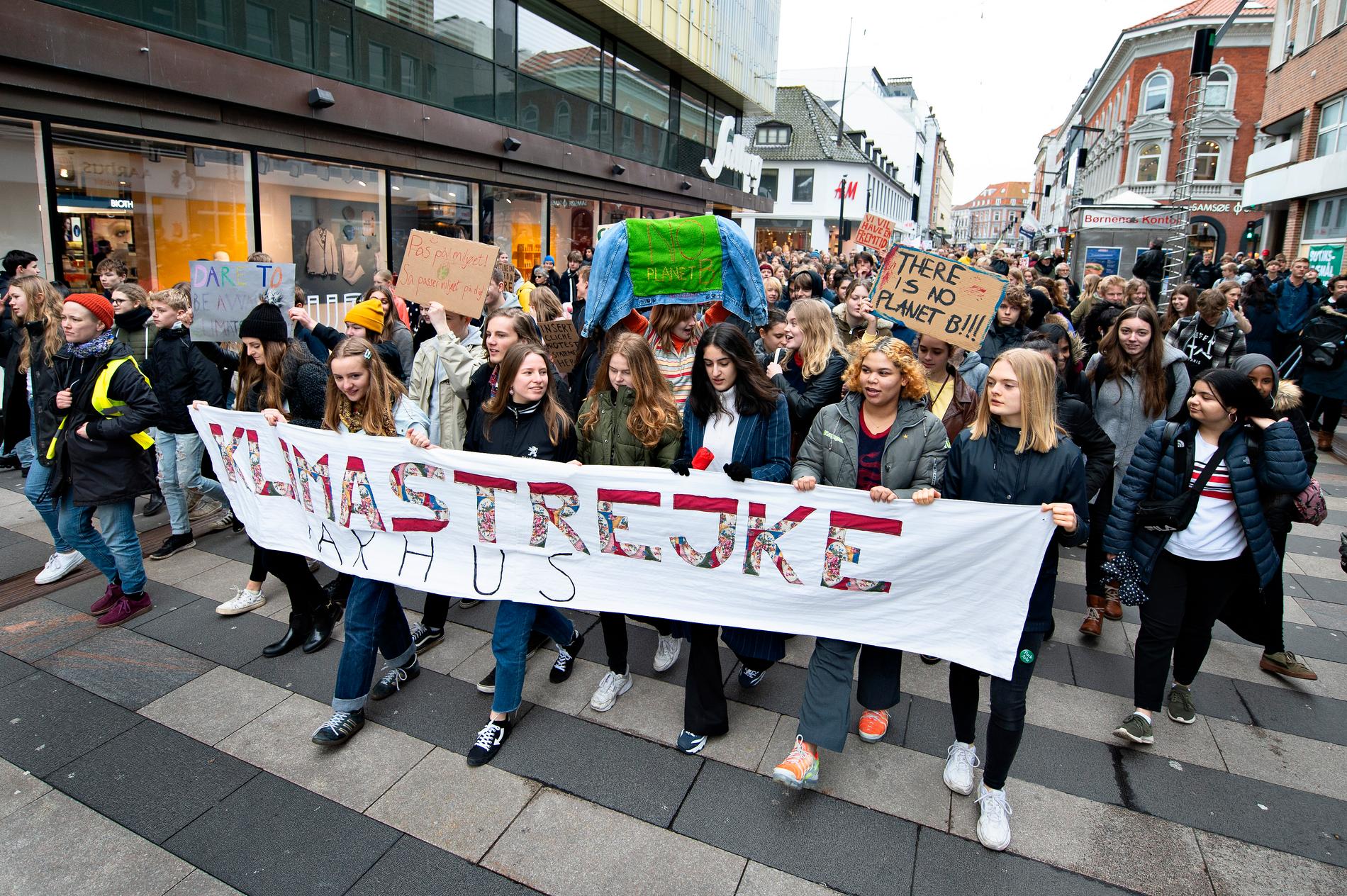 Hundratusentals skolungdomar över hela världen strejkade på fredagen för klimatet. Här i Århus, Danmark.