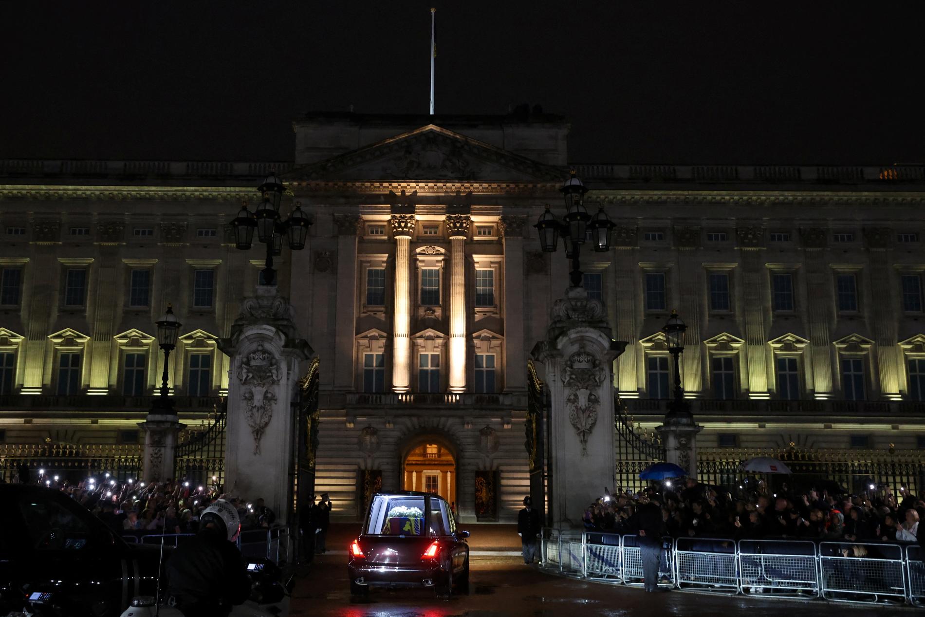 Drottning Elizabeth II flögs från Edinburgh hem till London och Buckingham Palace igår kväll.