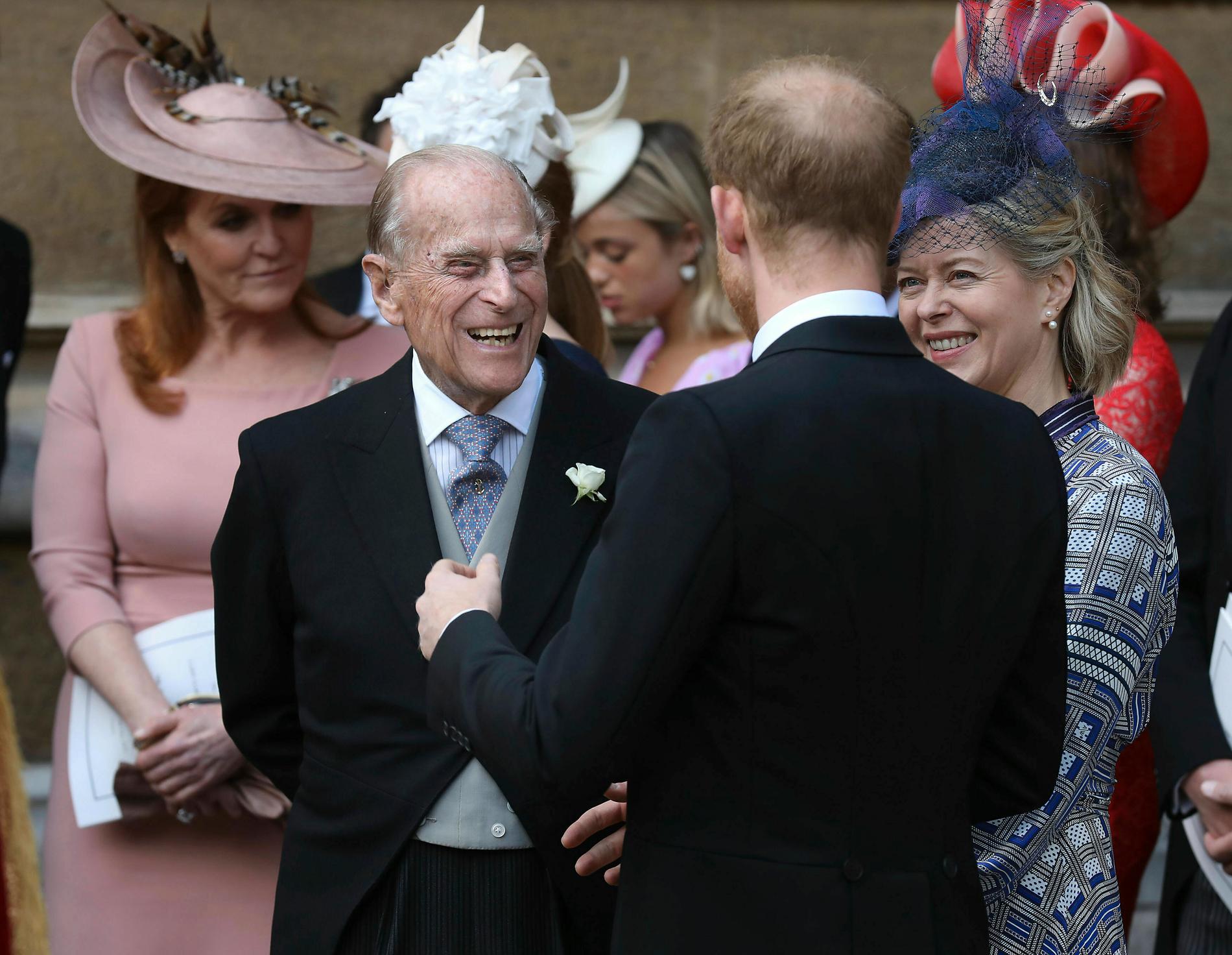 Den nu framlidne prins Philip talar med prins Harry (till höger) på ett bröllop nära London 2019.
