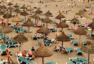 Teneriffastranden Playa de las Americas når du på fem timmar från Sverige.