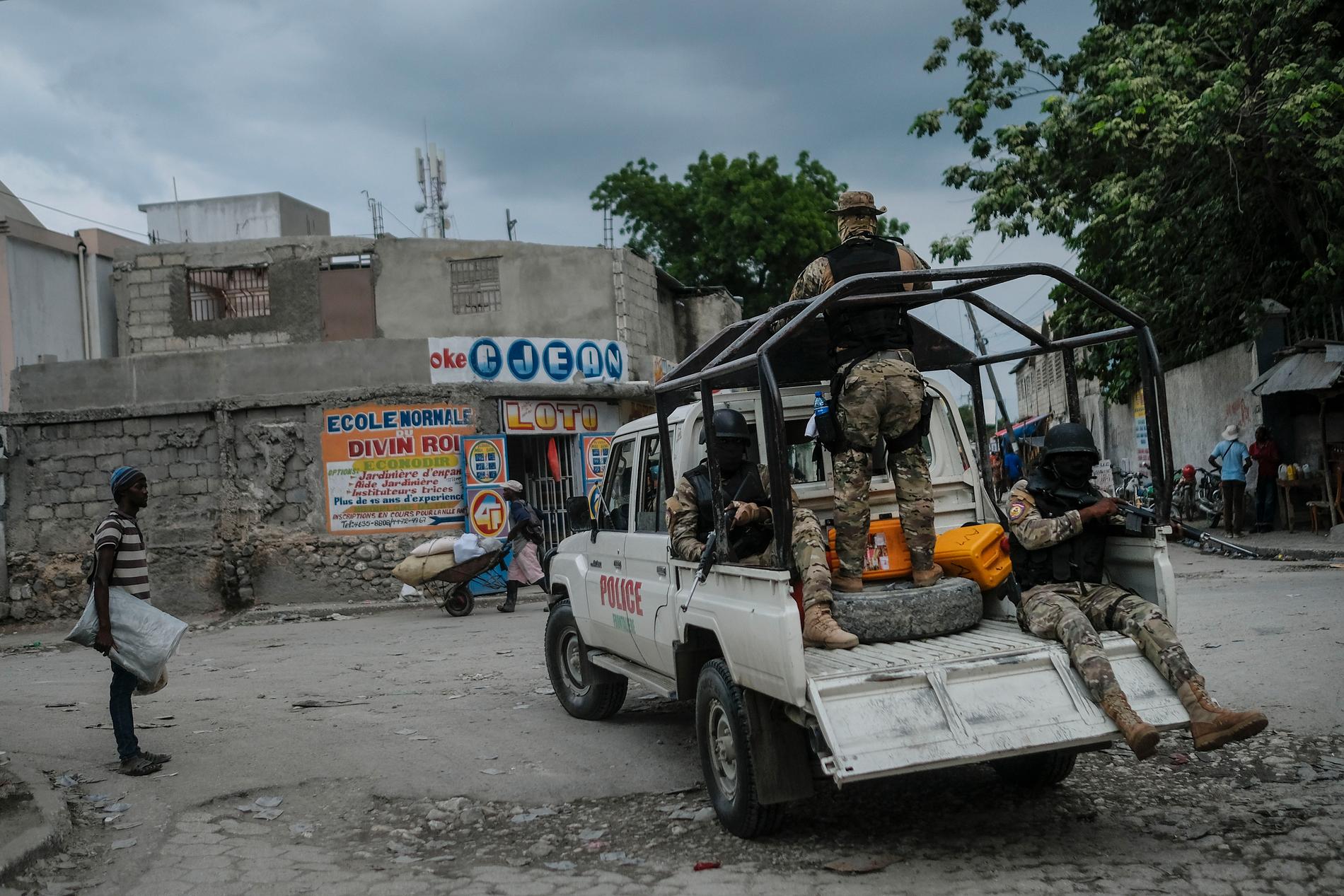 Säkerhetsstyrkor patrullerar gatorna i Croix-des-Bouquets, nära Haitis huvudstad Port-au-Prince. Arkivbild.