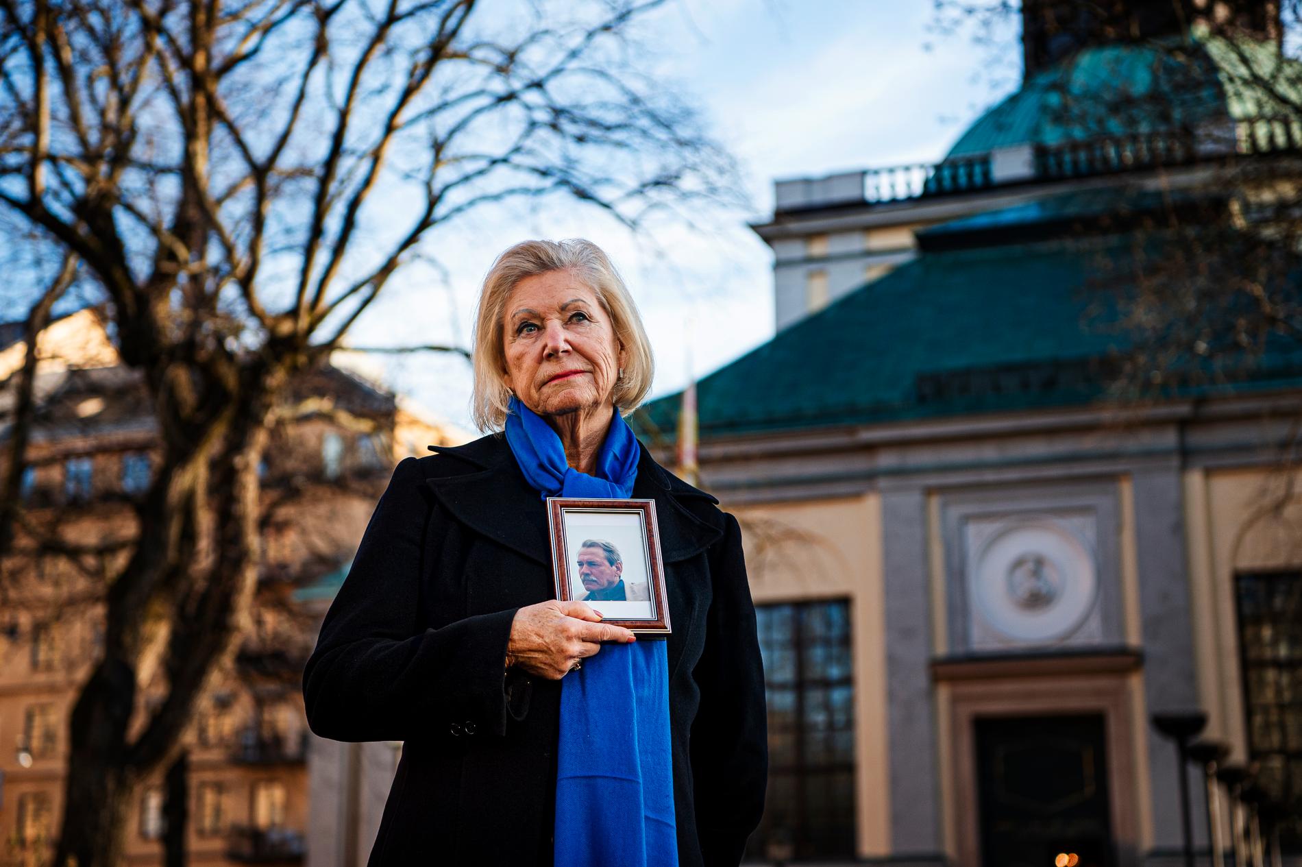 Ulla Lindgren valde själv att fotograferas vid Kungsholms kyrka i Stockholm. Det var här hon begravde sin make Bertil för sju år sen, men det var också här de gifte sig för 40 år sen.