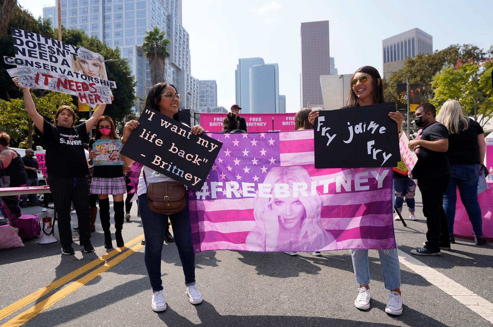 Ashley Montano, till vänster, och hennes svägerska Angela Montano, demonstrerar för Britney Spears frihet utanför domstolen i Los Angeles den 29 september 2021.