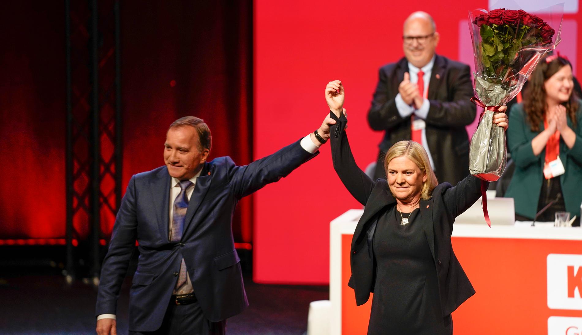 Stefan Löfven räckte över röda rosor till sin efterträdare. Magdalena Andersson säger som ny ordförande för Socialdemokraterna att hon vill röka ut våldet.