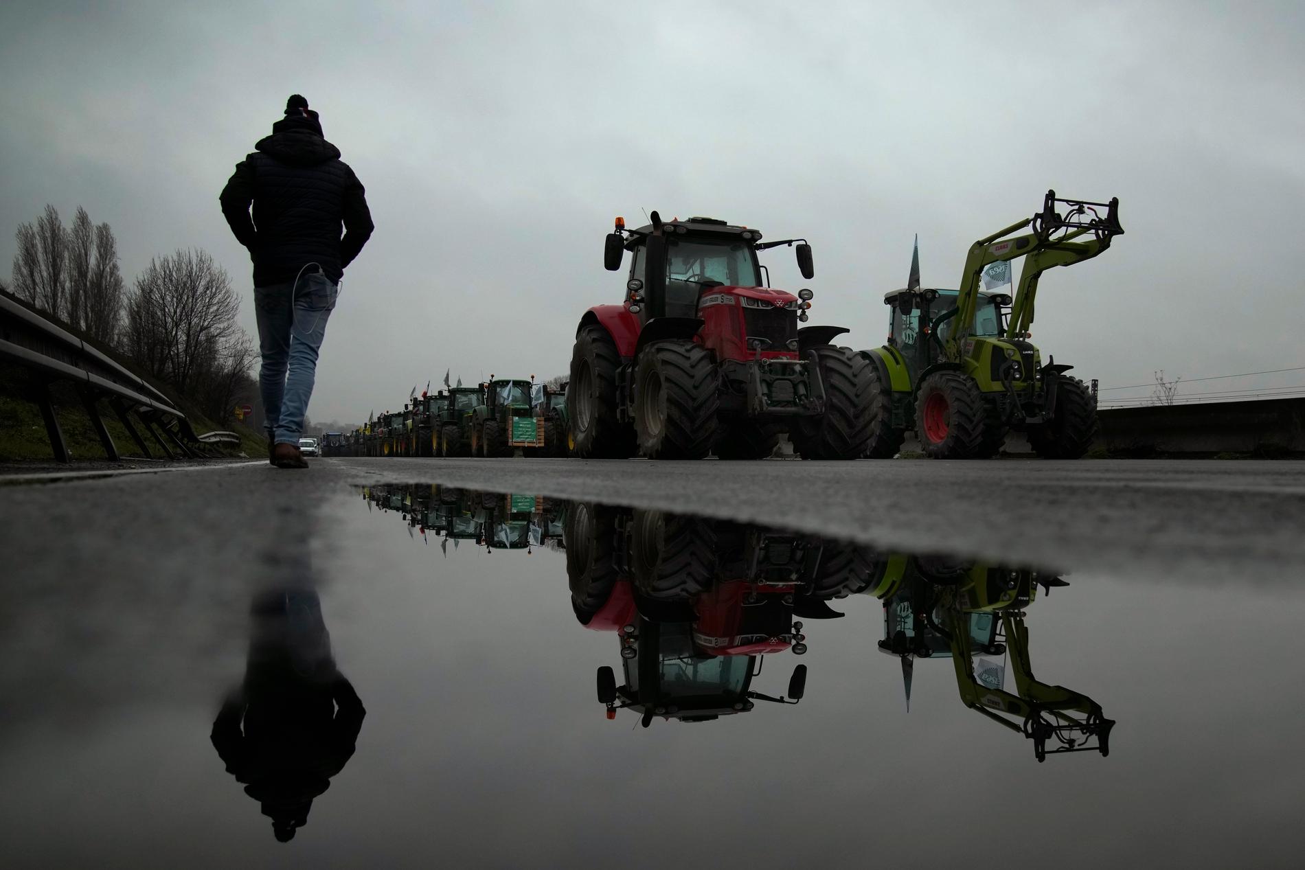 Traktorer på en blockerad motorväg i Chilly-Mazarin, söder om Paris. Arkivfoto.