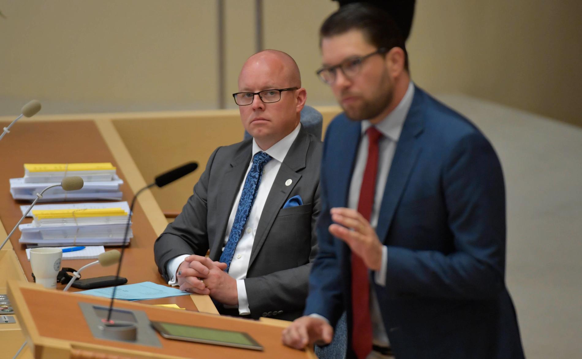 SD:s talman Björn Söder lyssnar på partiledaren Jimmie Åkesson.