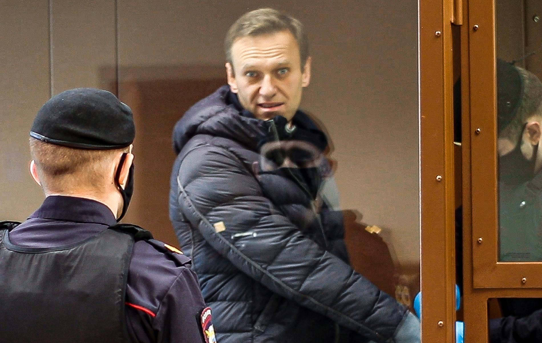Aleksei Navalnyj vid en av alla rättegångar som hölls mot honom.