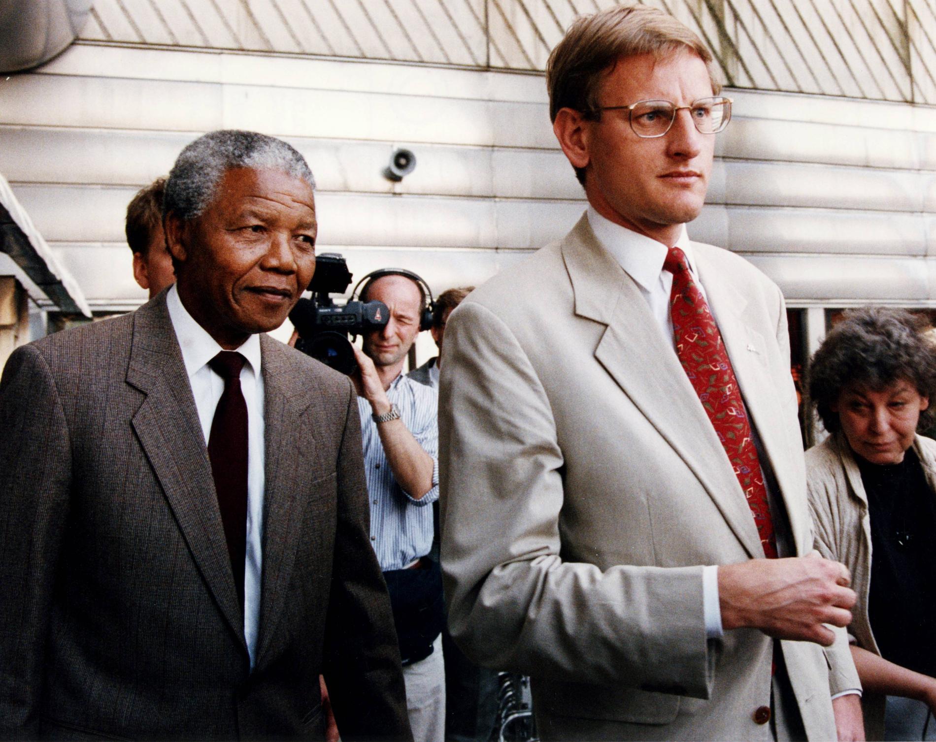 ANC-ledaren Nelson Mandela möttes av statsminister Carl Bildt på Arlanda när han anlände för bland annat diskutera  svensk sanktionspolitik. Maj 1992.