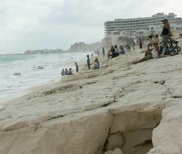 Stränderna utanför Cancún blev hårt åtgångna av orkanen.