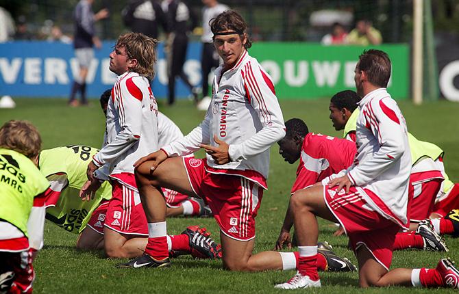 Zlatan återvände till Ajax efter EM 2004 men skulle snart dra vidare. Här stretchar Zlatan den 19 juli med lagkamrater som Maxwell, Nigel de Jong och Wesley Sneijder.