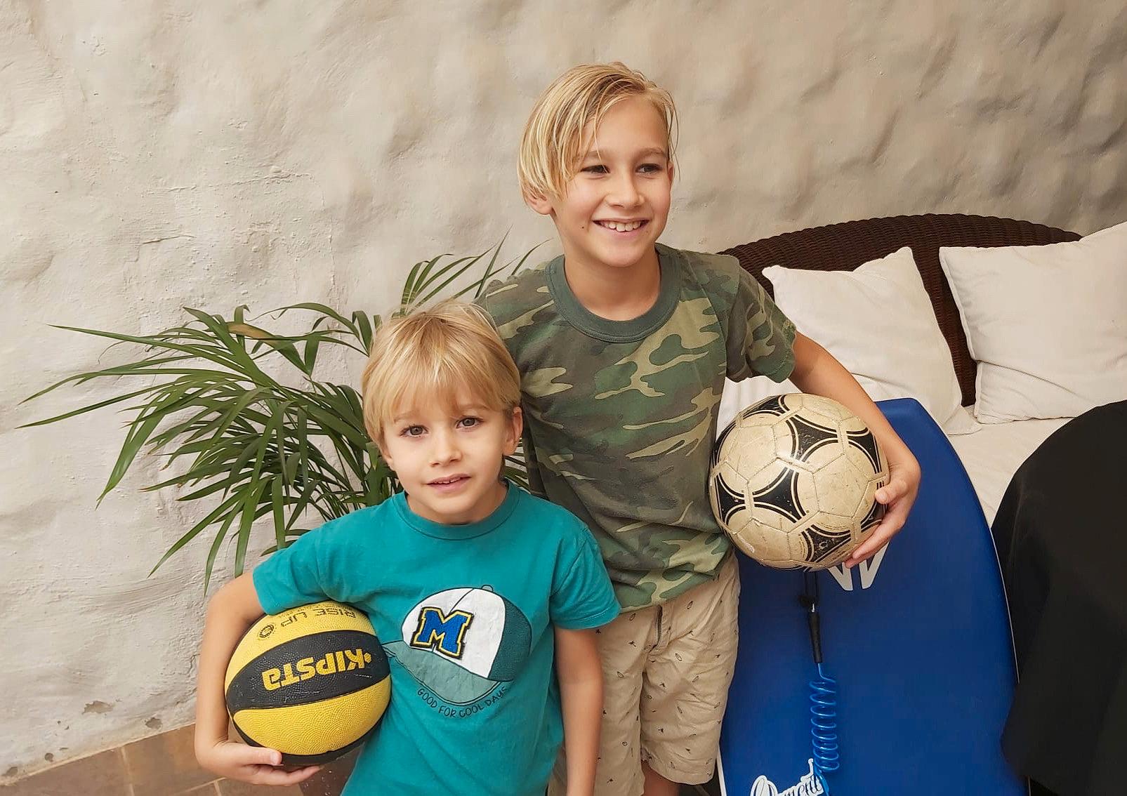 Eric Rodriguez Larsson och Oliver Rodriguez Larsson på Gran Canaria längtar efter att få surfa och gå på fotbollsträning.
