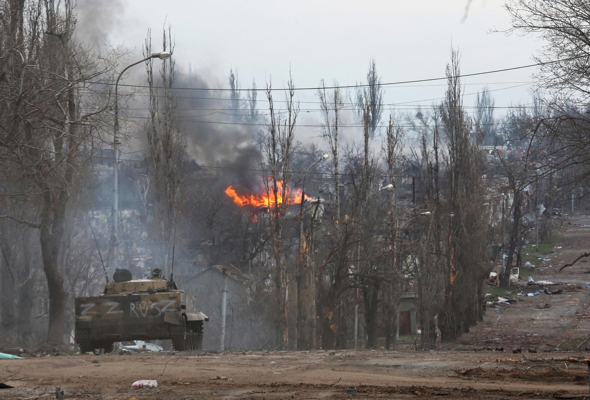 Ryska stridsvagnar i Mariupol, 11 april.  Enligt uppgifter på tisdagen har kemiska vapen mot staden. 