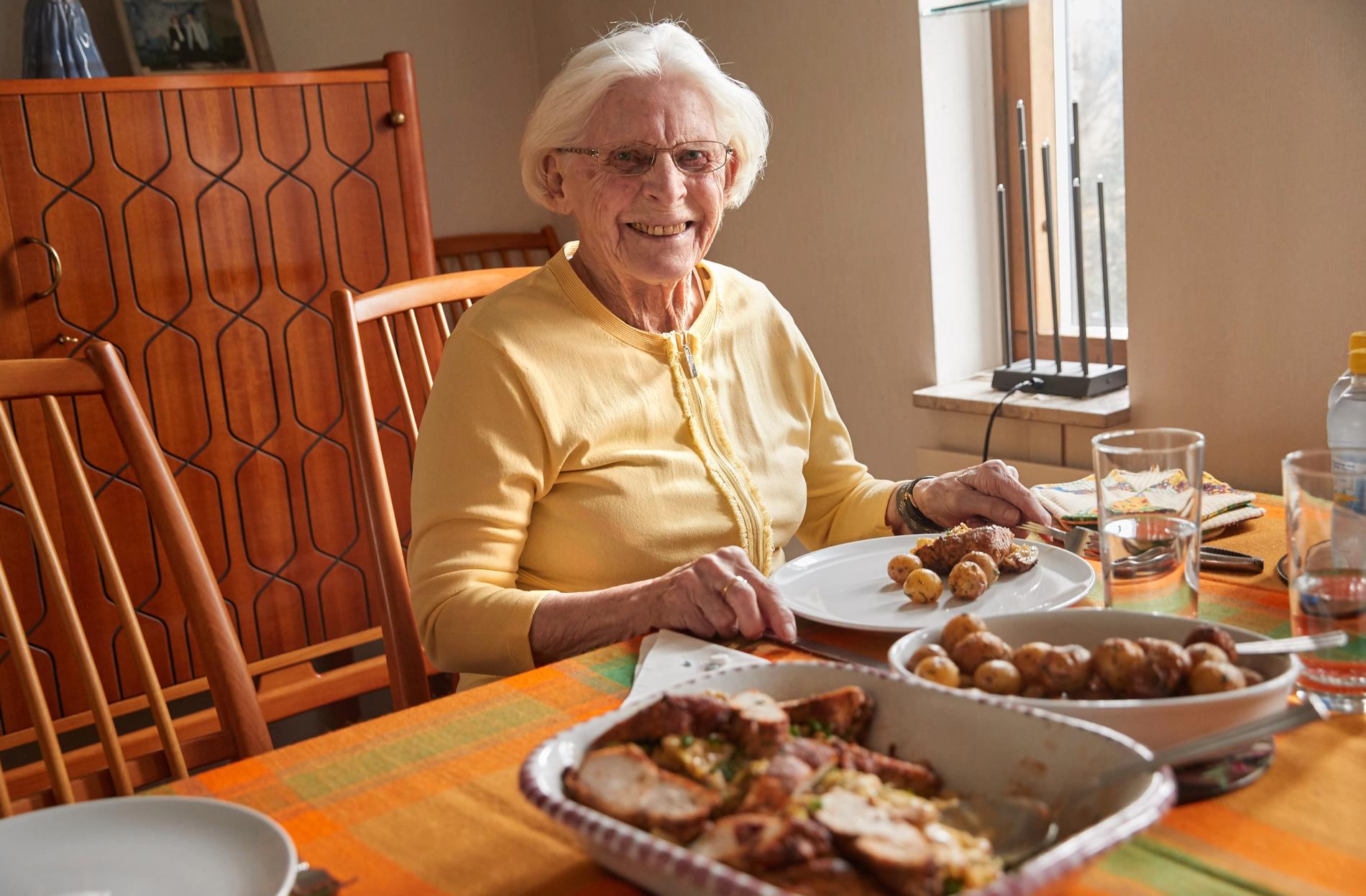 Nu äter Elsa Rix, 93, bättre mat tack vare att dottern Petra köper lunchmat från ett hotell.