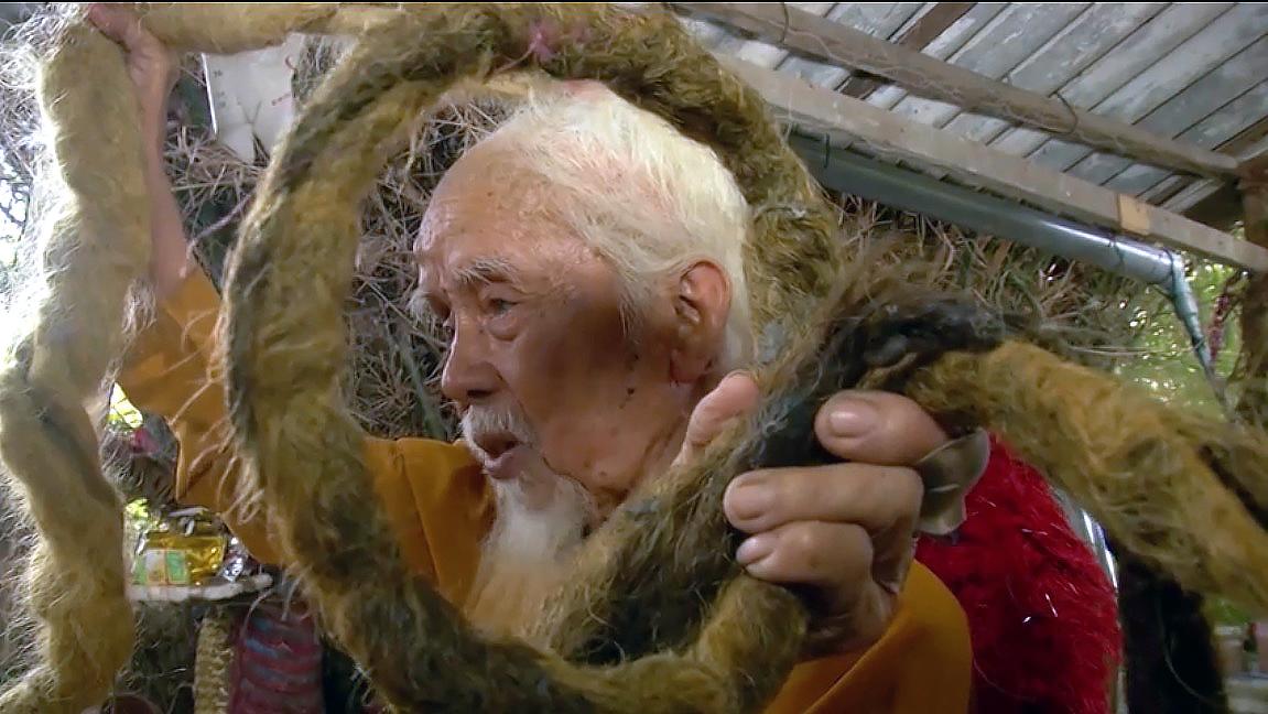 92-årige Nguyen Van Chien tror att han dör om han klipper, tvättar eller kammar sitt hår. 