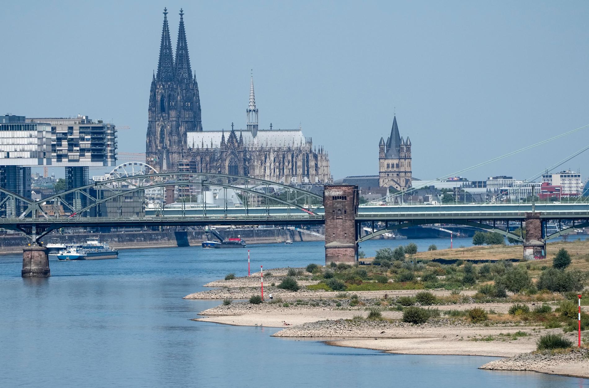 Vattennivåerna i Rehn sjunker. Bild tagen i tyska staden Köln. 