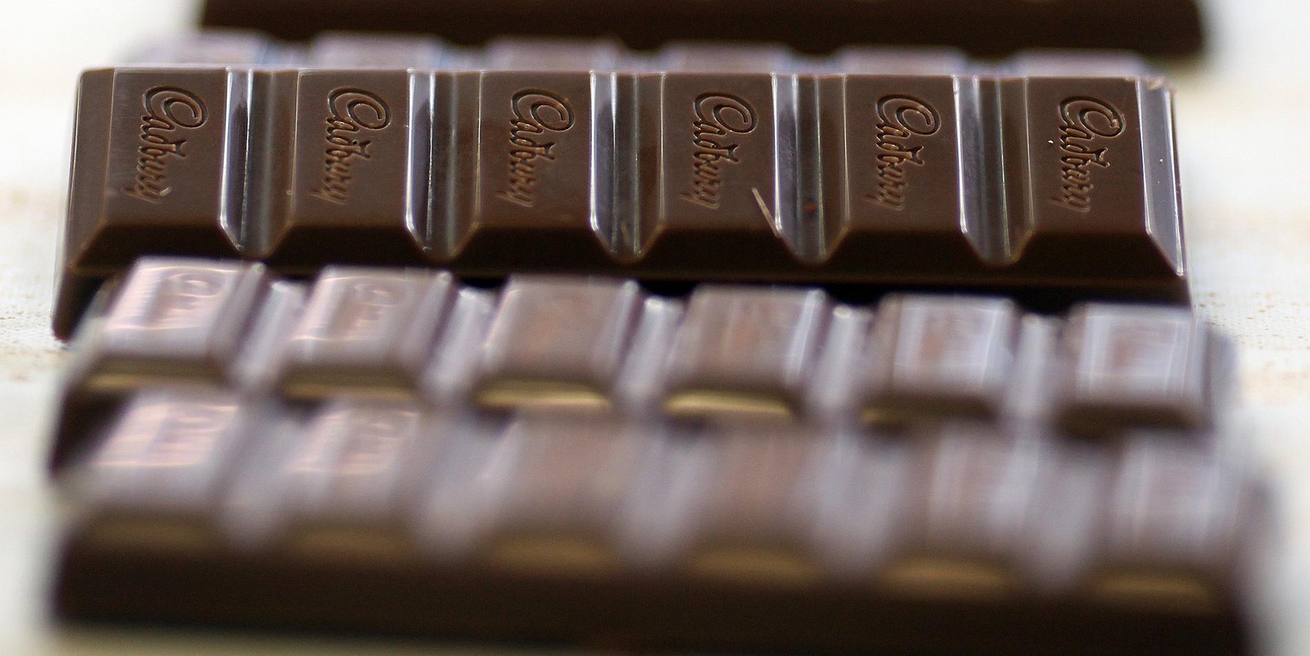 Över hundra 200-grams chokladkakor har stulits från en coop butik.
