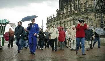 Under rundvandringen i Dresden överraskas gänget av en regnskur och reseledaren Nikolaus von Davidson tar täten tillbaka till bussen.