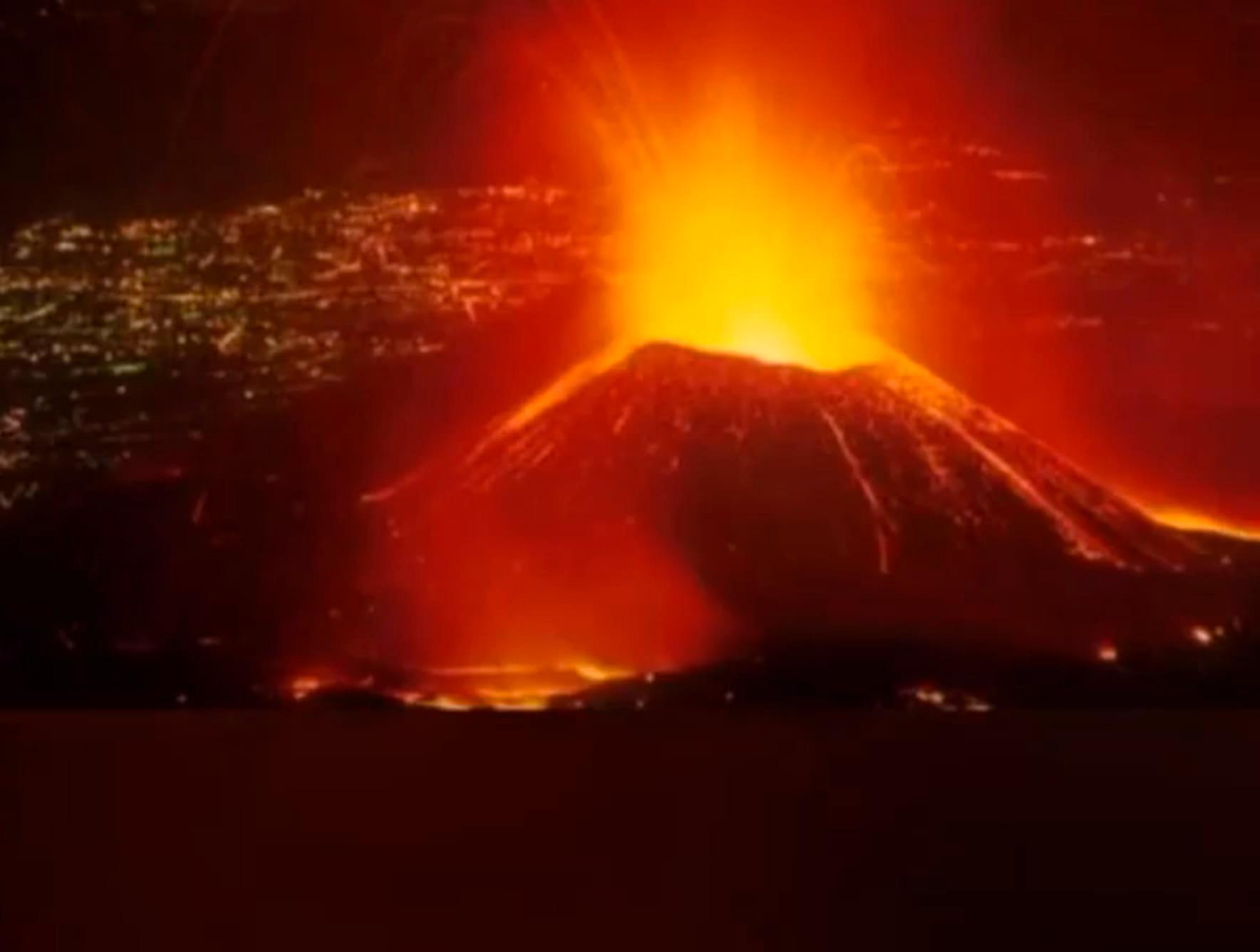 Vulkanen Nyiragongo spyr ur sig lava.