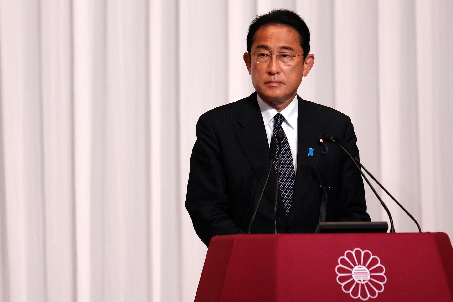 Japans premiärminister tillika Liberaldemokraternas ledare Fumio Kishida talar vid en presskonferens i partihögkvarteret på måndagen.