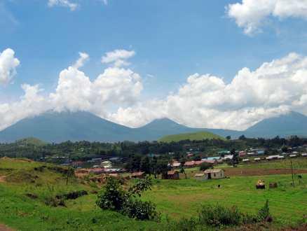 Rwanda kallas "de tusen kullarnas land". I en del av "kullarna" döljer sig aktiva vulkaner.