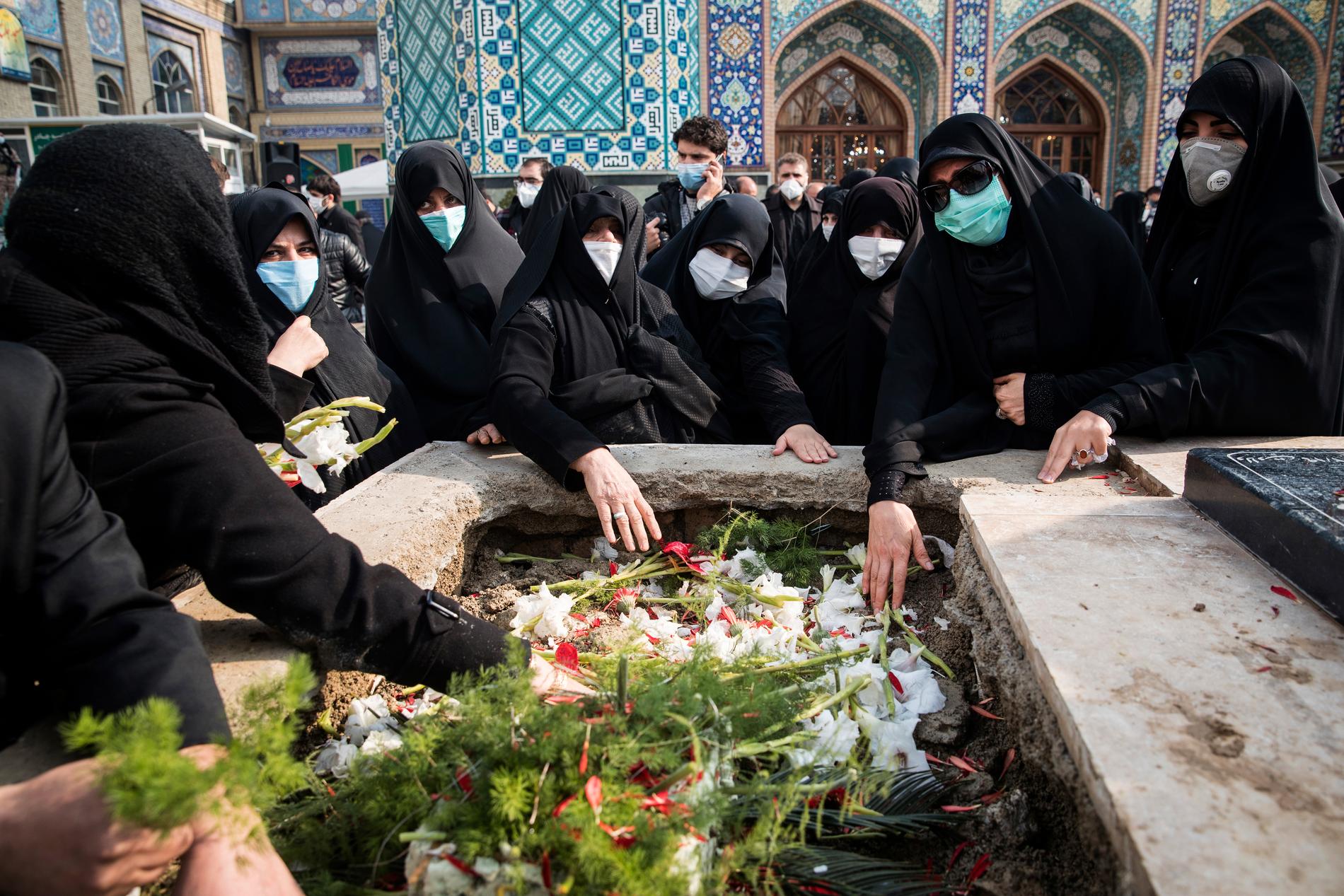 Deltagare ber vid Mohsen Fakhrizadehs grav under ceremonin i Teheran på måndagen.