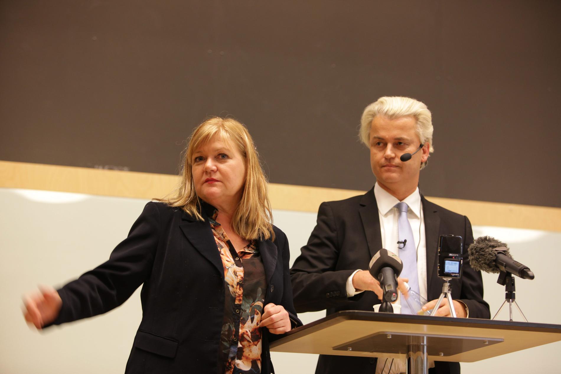 Ingrid Carlqvist har i flera år varit en central person inom svensk extremhöger. Här på ett arkivfoto tillsammans med Geert Wilders, islamfientlig politiker i Nederländerna. 