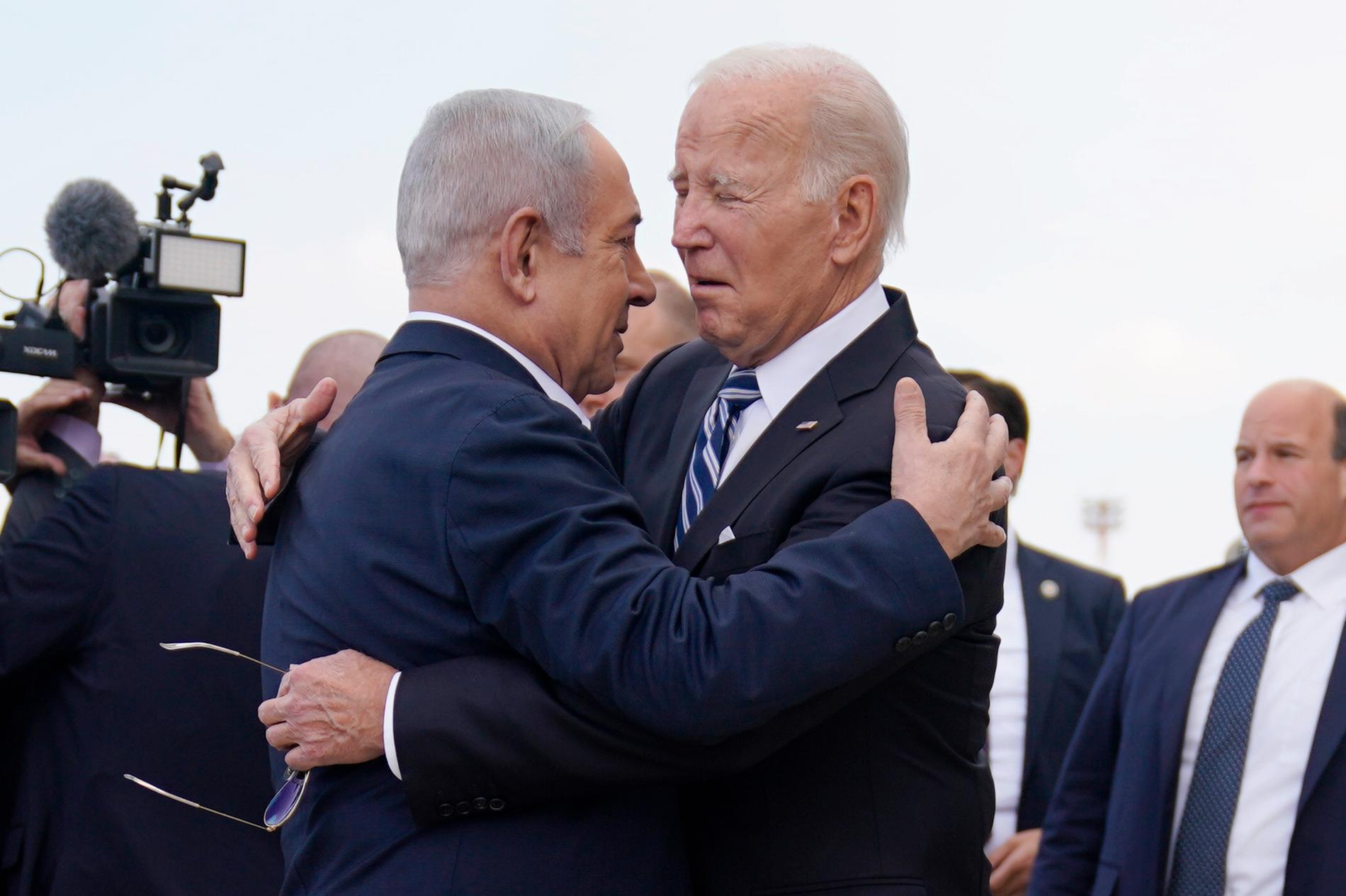Det var då. President Joe Biden hälsas välkommen till Israel av premiärminister Benjamin Netanyahu i oktober 2023. Arkivbild.
