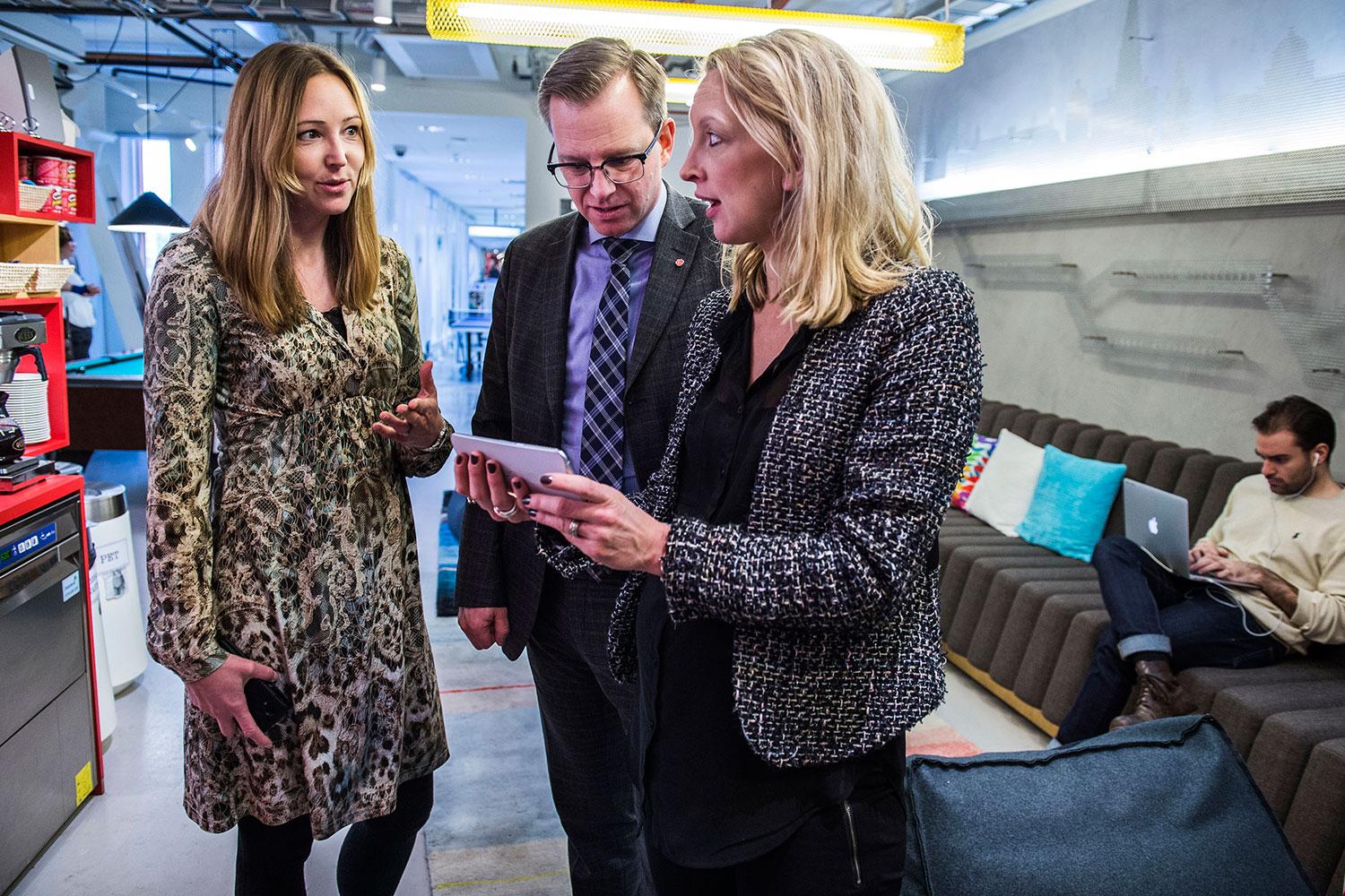 Tina Le Grand, Mikael Damberg och Anna Wiklund på Googles Sverigekontor.