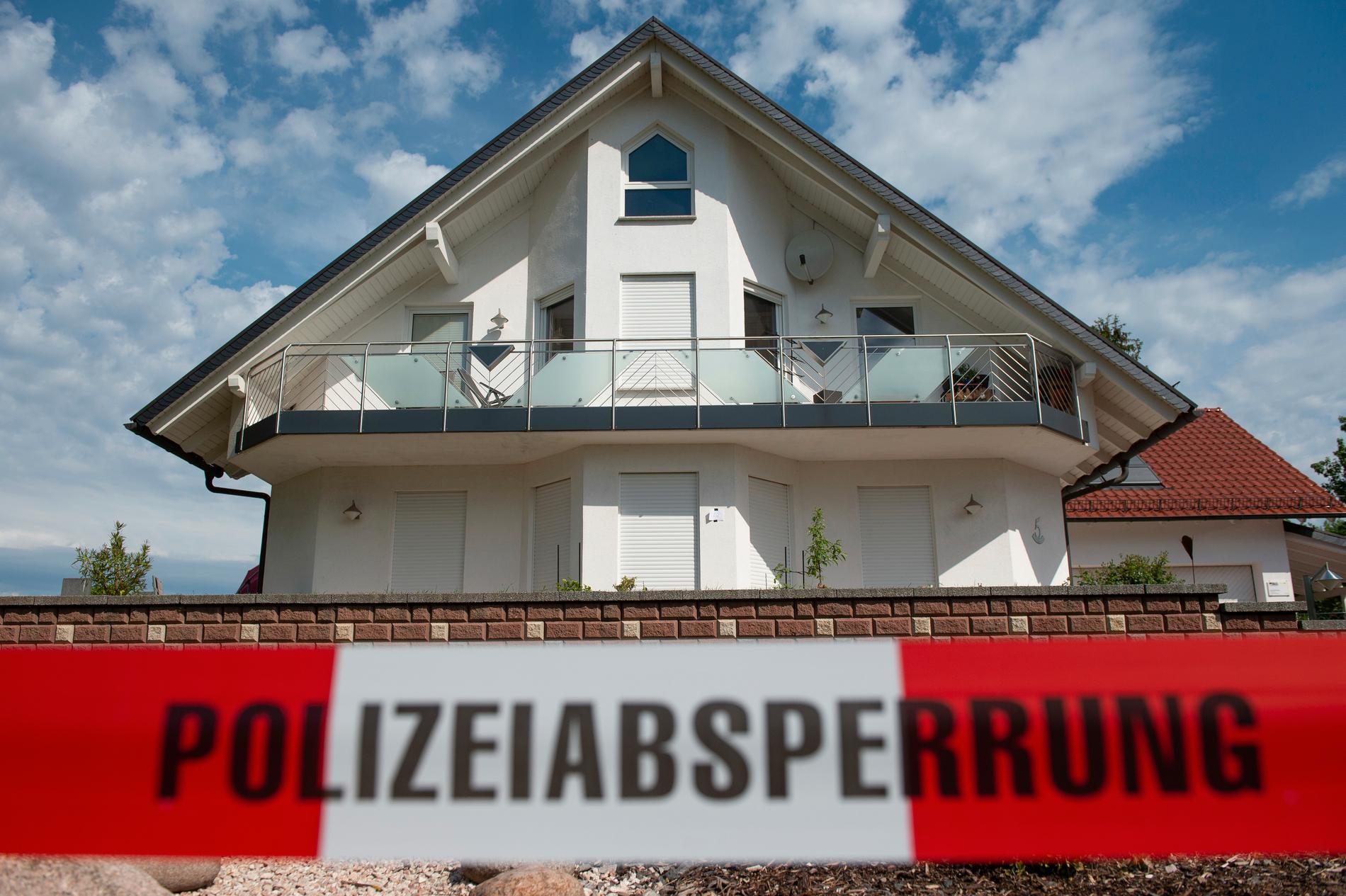 Polisavspärrningar utanför Walter Lübckes bostad i orten Wolfhagen-Istha dagen efter mordet.