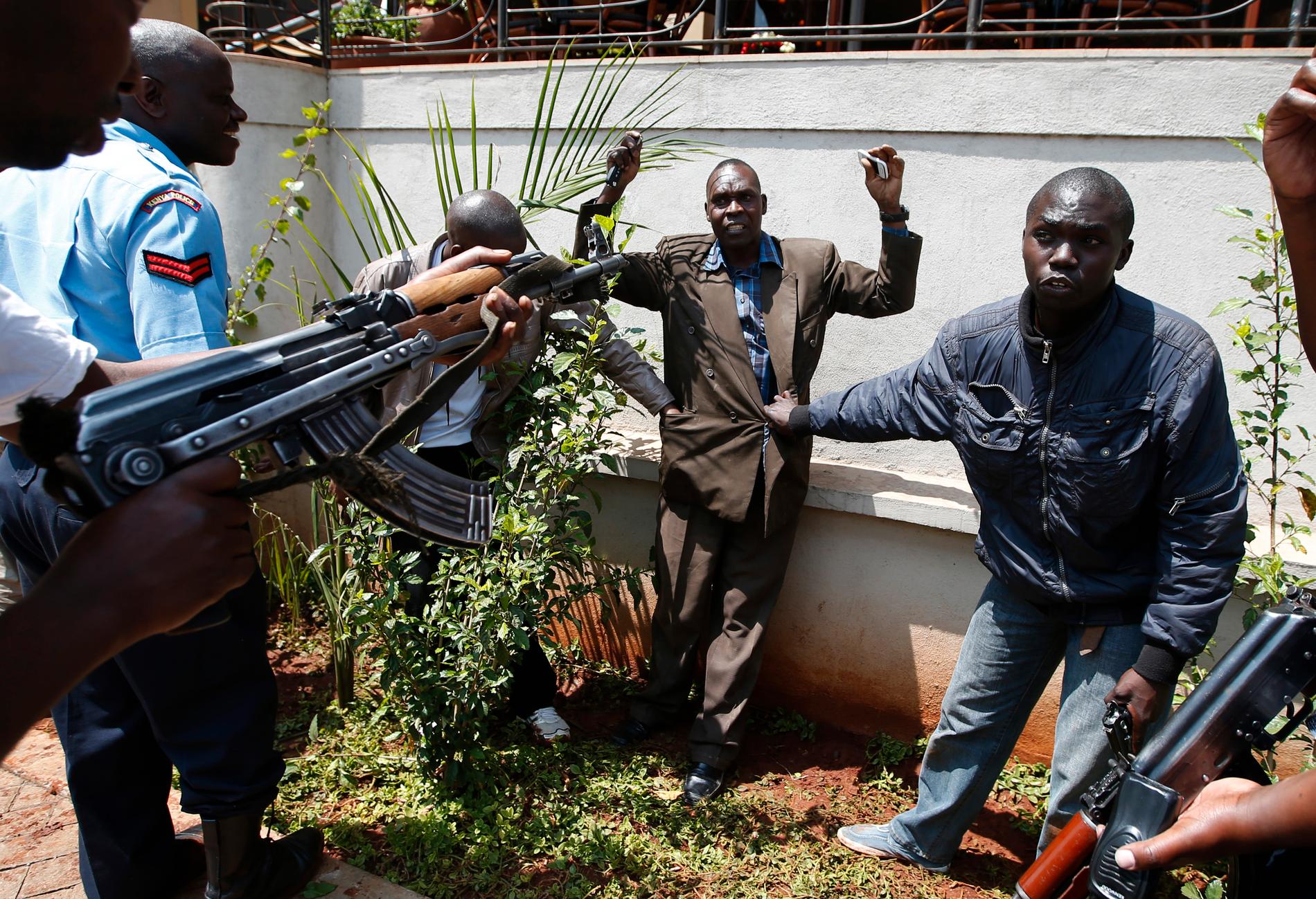 En man visiteras av soldater utanför Westgate