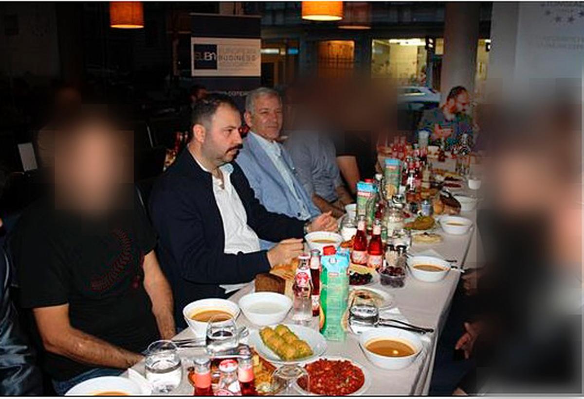 fångades på bild I förra veckan avslöjades det att bostadsminister Mehmet Kaplan ätit middag tillsammans de med högerextrema ledarna Ilhan Senturk och Barbaros Leylani. Den senare har önskat ”död åt de armeniska hundarna”.