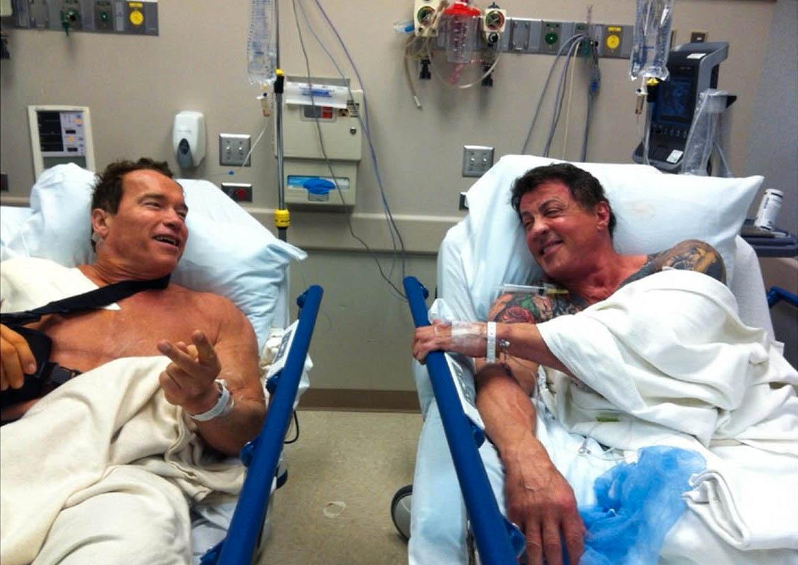 Arnold Schwarzenegger och Sylvester Stallone i sjuksängen. Foto: Stella