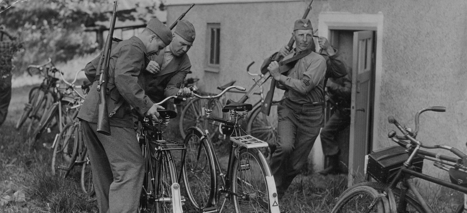 Kurs för hemvärnsledare i Tullinge. Larm har gått om fienden och hemvärnsmännen skyndar till sina cyklar.