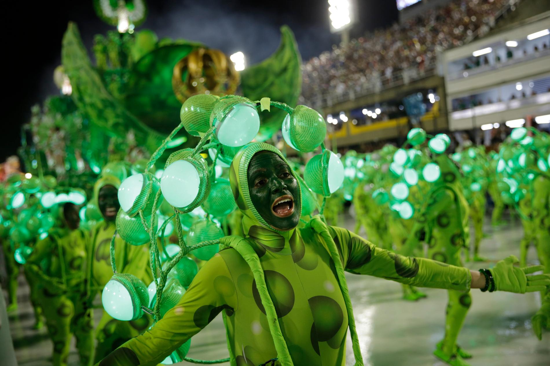 I Rio de Janeiro i Brasilien hålls karnevalernas karneval, där deltagare från de olika sambaskolorna framträder på den specialbyggda arenan Sambadromo.