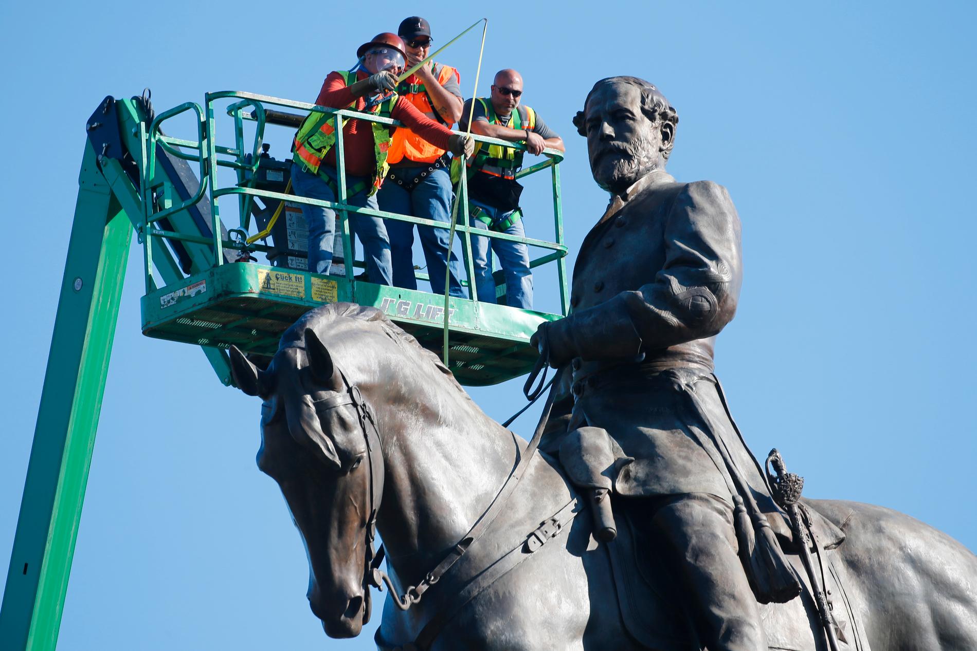En staty föreställande sydstatsgeneralen Robert E Lee i Richmond i Virginia undersöks. Virginias guvernör har fattat beslut om att statyn ska forslas bort men en federal domare har tillfälligt stoppat beslutet.