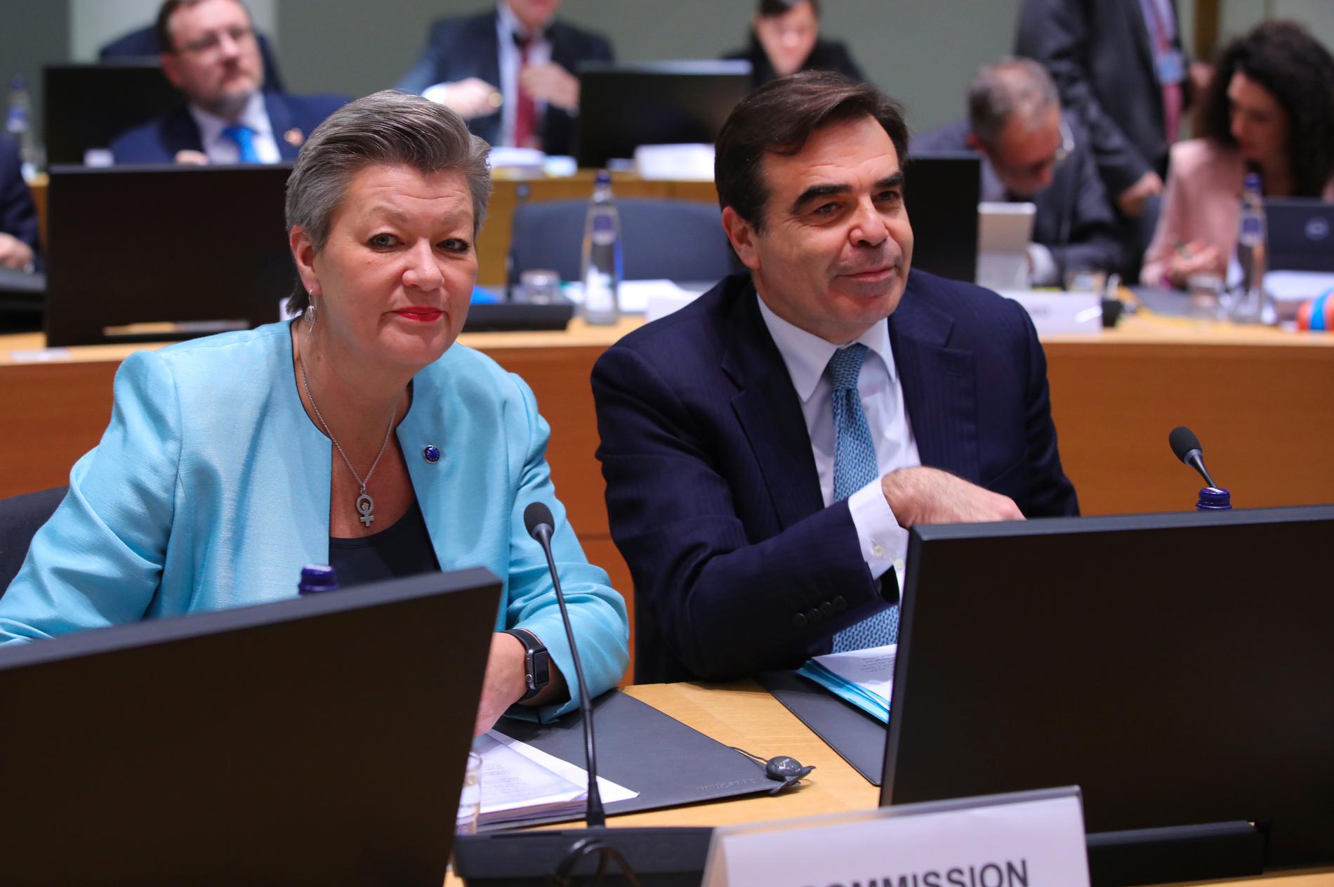 EU:s migrationsansvariga kommissionärer Ylva Johansson och Margaritis Schinas vid onsdagens migrationsministermöte i Bryssel.