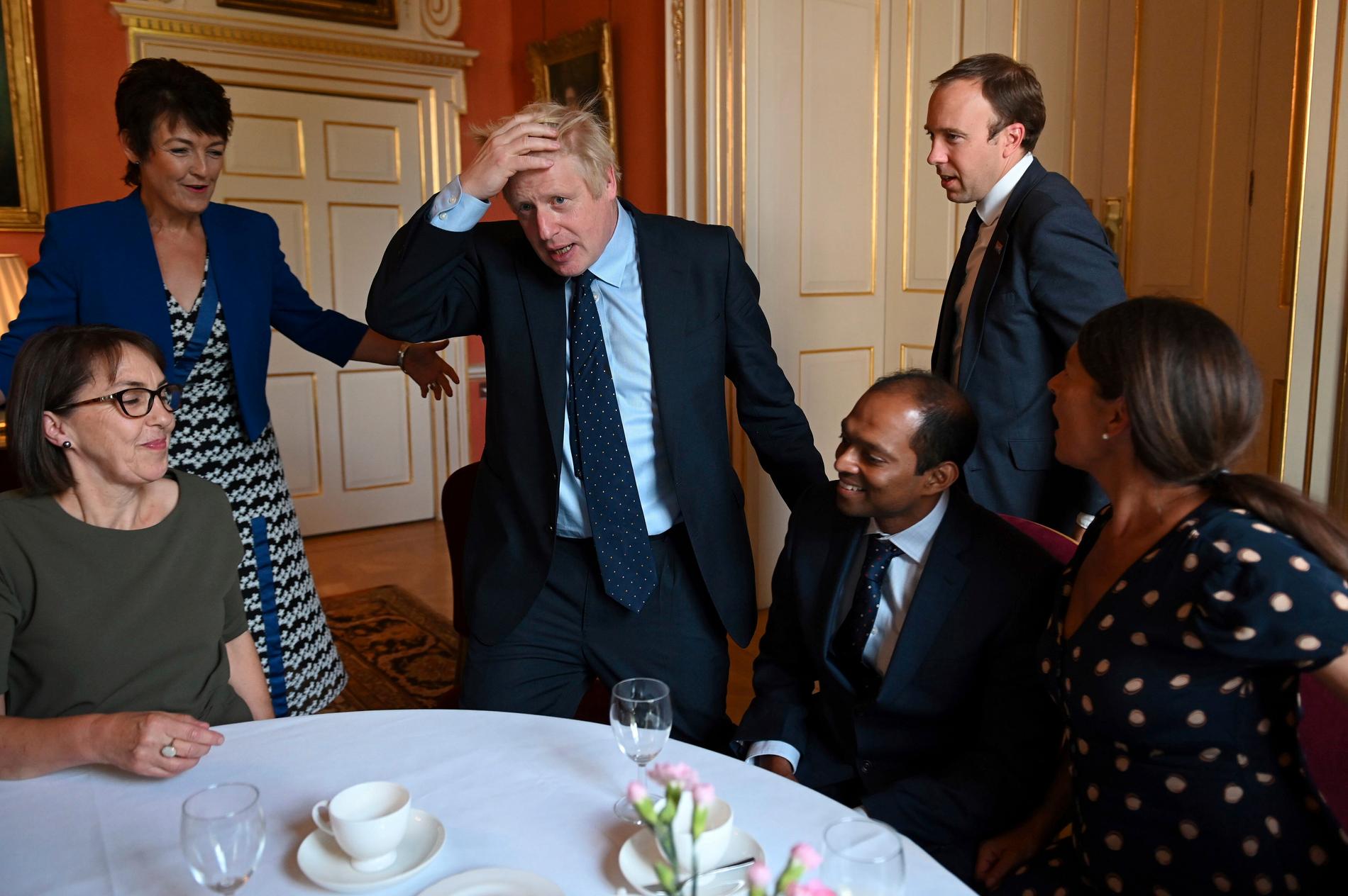 Premiärminister Boris Johnson träffar vårdanställda i London – samma dag som regeringen förlorade sin majoritetsposition i parlamentets underhus.