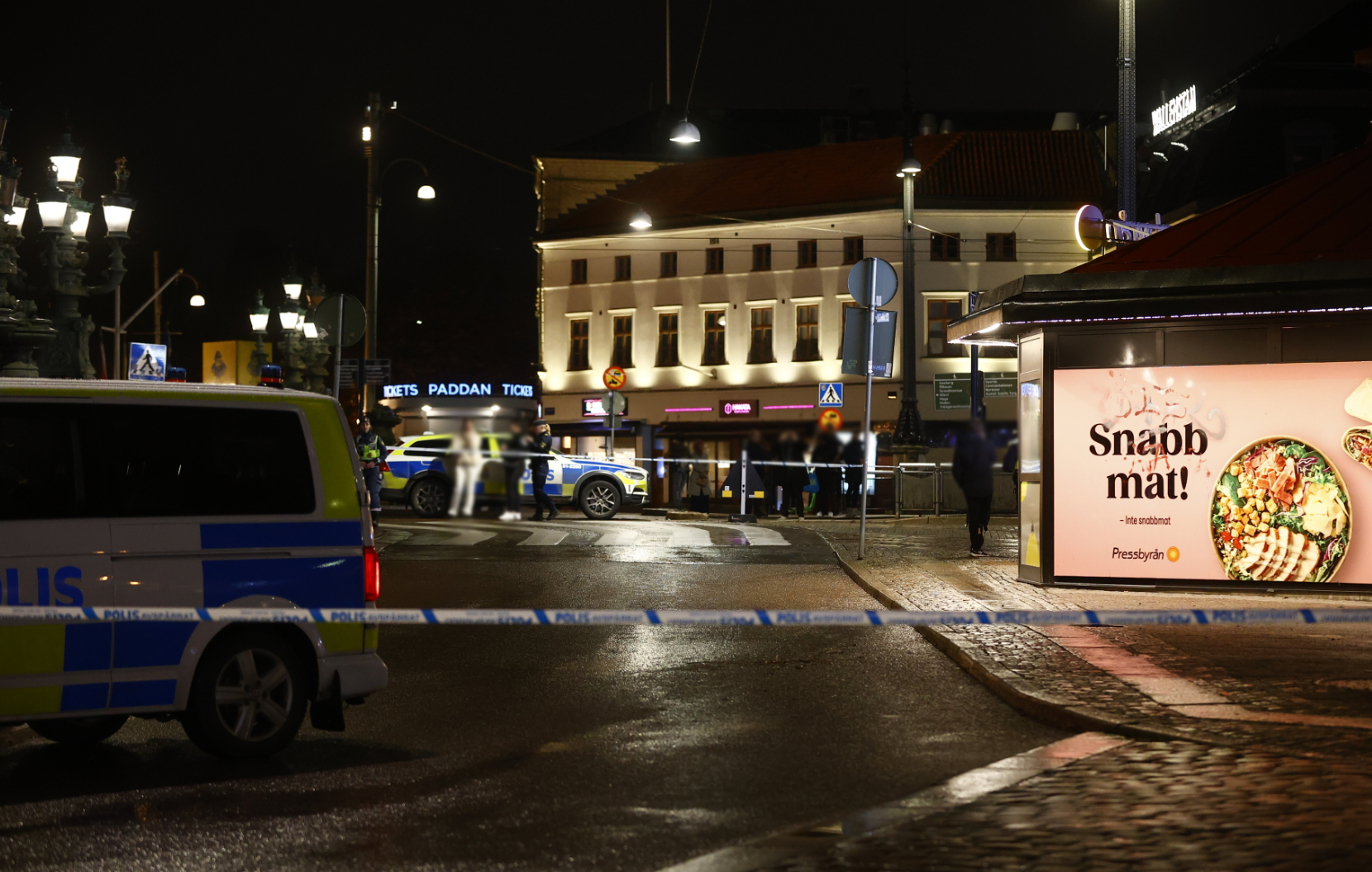 Polisen har spärrat av brottsplatsen i centrala Göteborg.